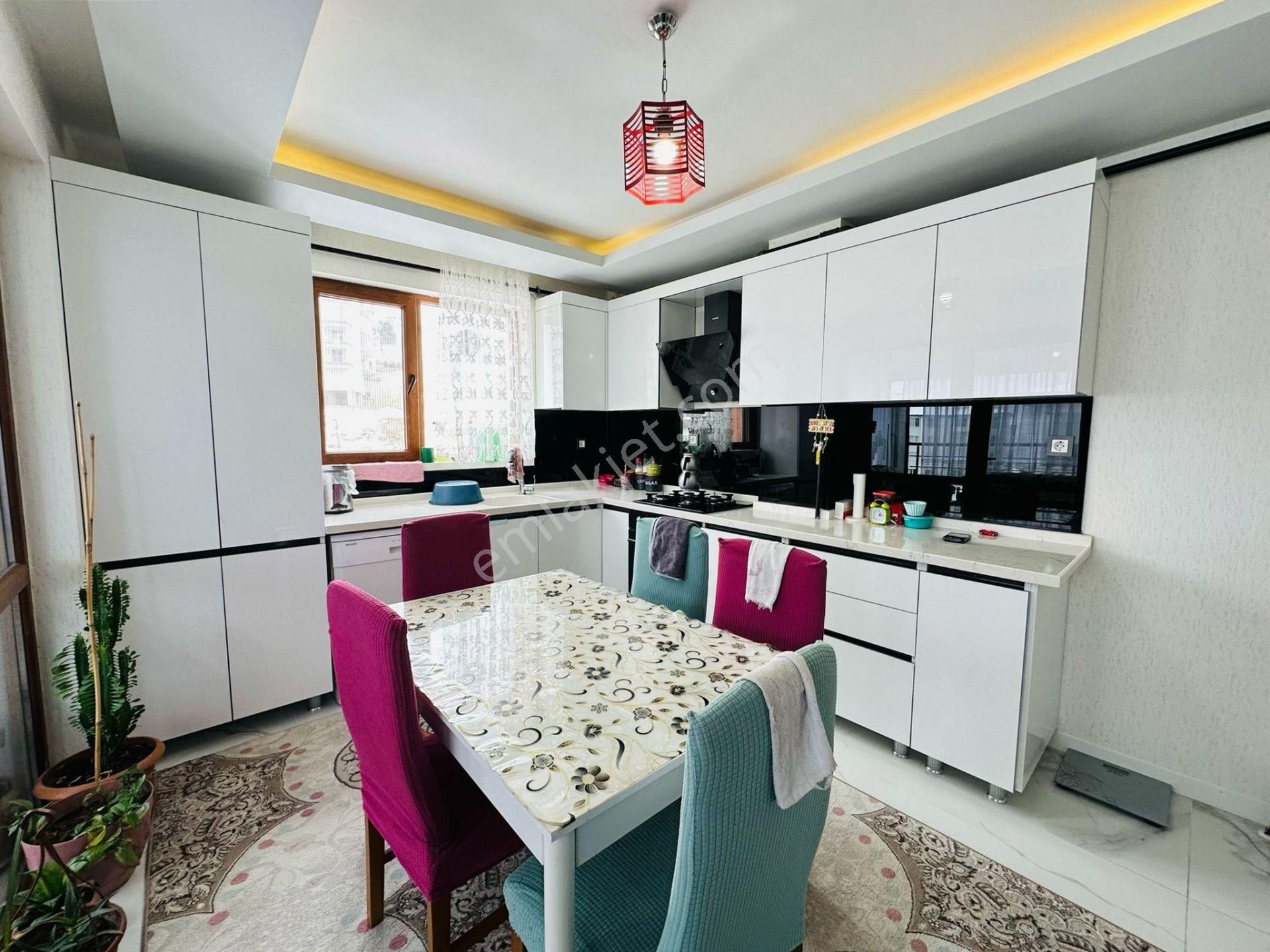 Feridunçelik'te Ebeveyn Banyolu Asansörlü Full Yapılı Teras Balkonlu 3+1 Katta Satılık Daire !