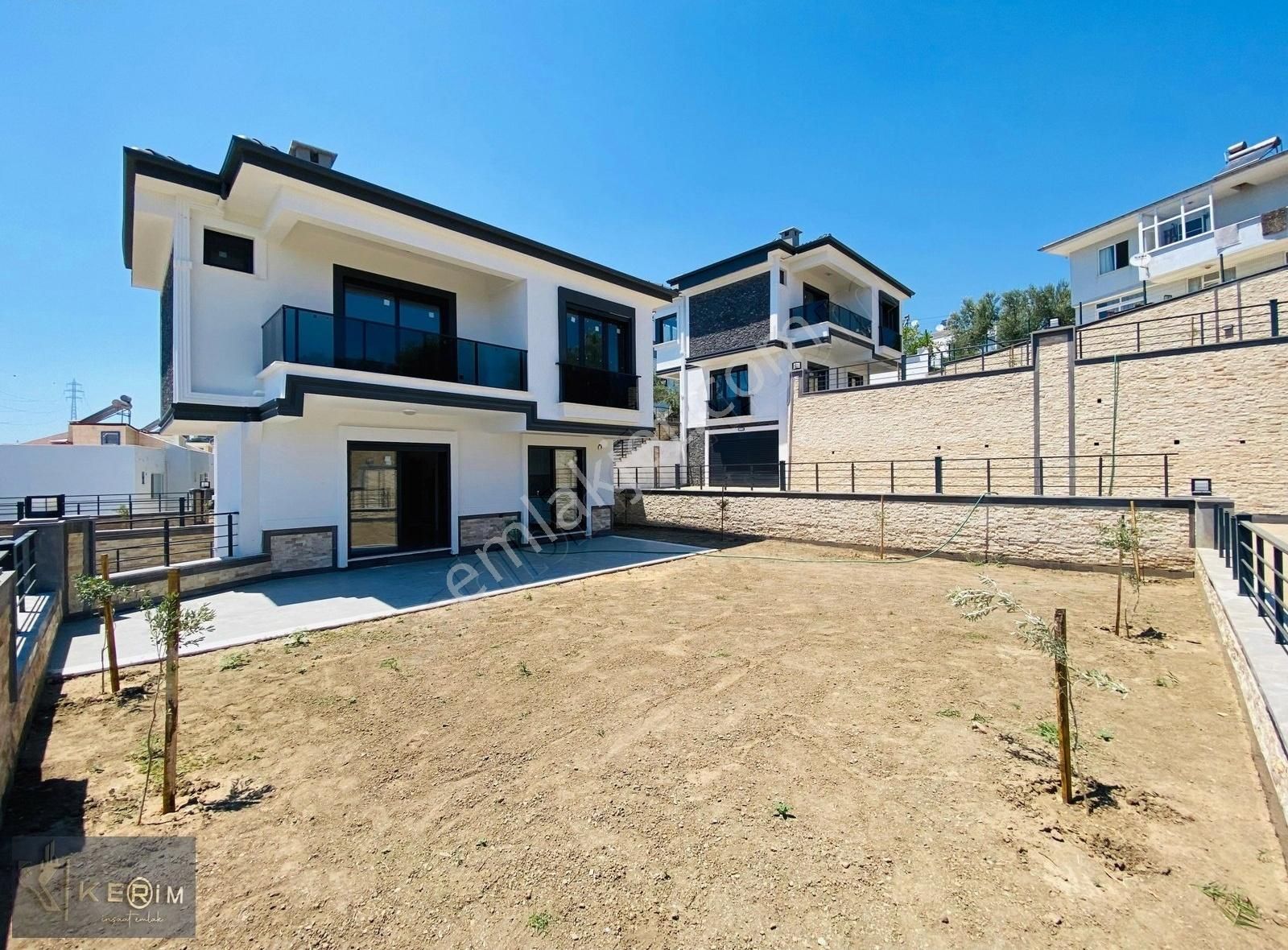 Kerim'den Küçükkuyu Satılık 500m² Arsa İçinde Garajlı 4+1 Villa