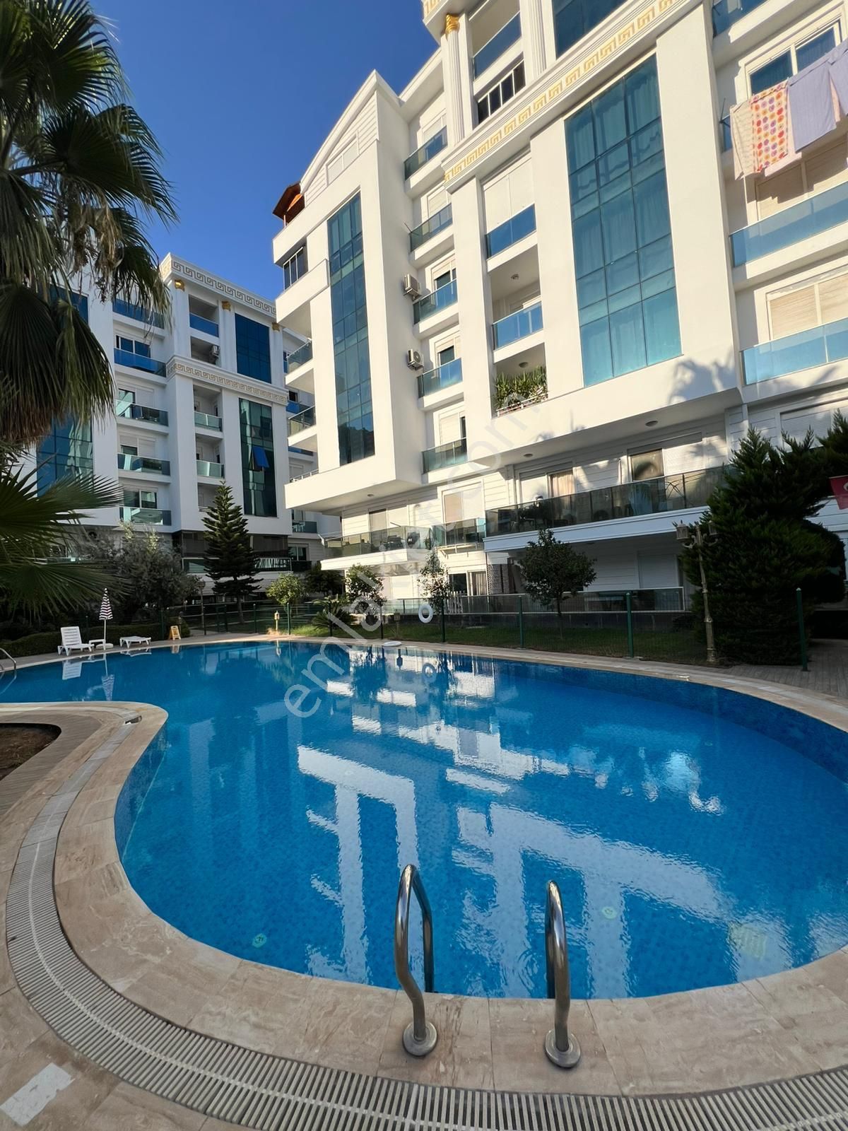 Hurma Mahallesi’nde Havuzlu Site İçerisinde Satılık 1+1 Daire