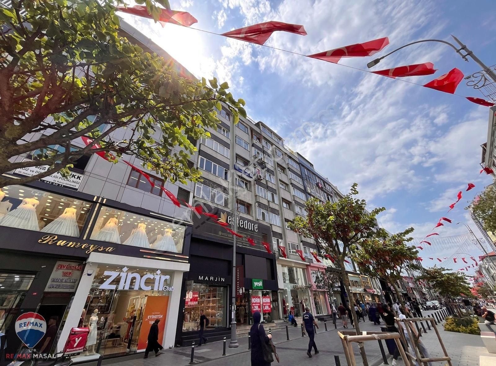 Ümraniye'de Tabela Değeri Yüksek Yenilenmiş Kiralık Daire / Ofis