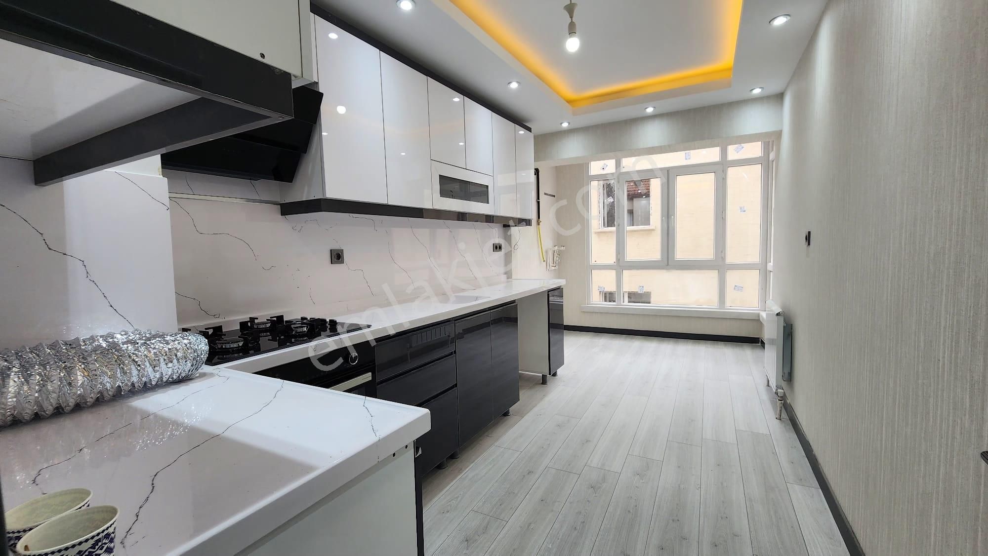 Kalecik Emlak'tan Merkez Mah . 3.kat G. Cephe İçi Yapılı 3+1 130m²