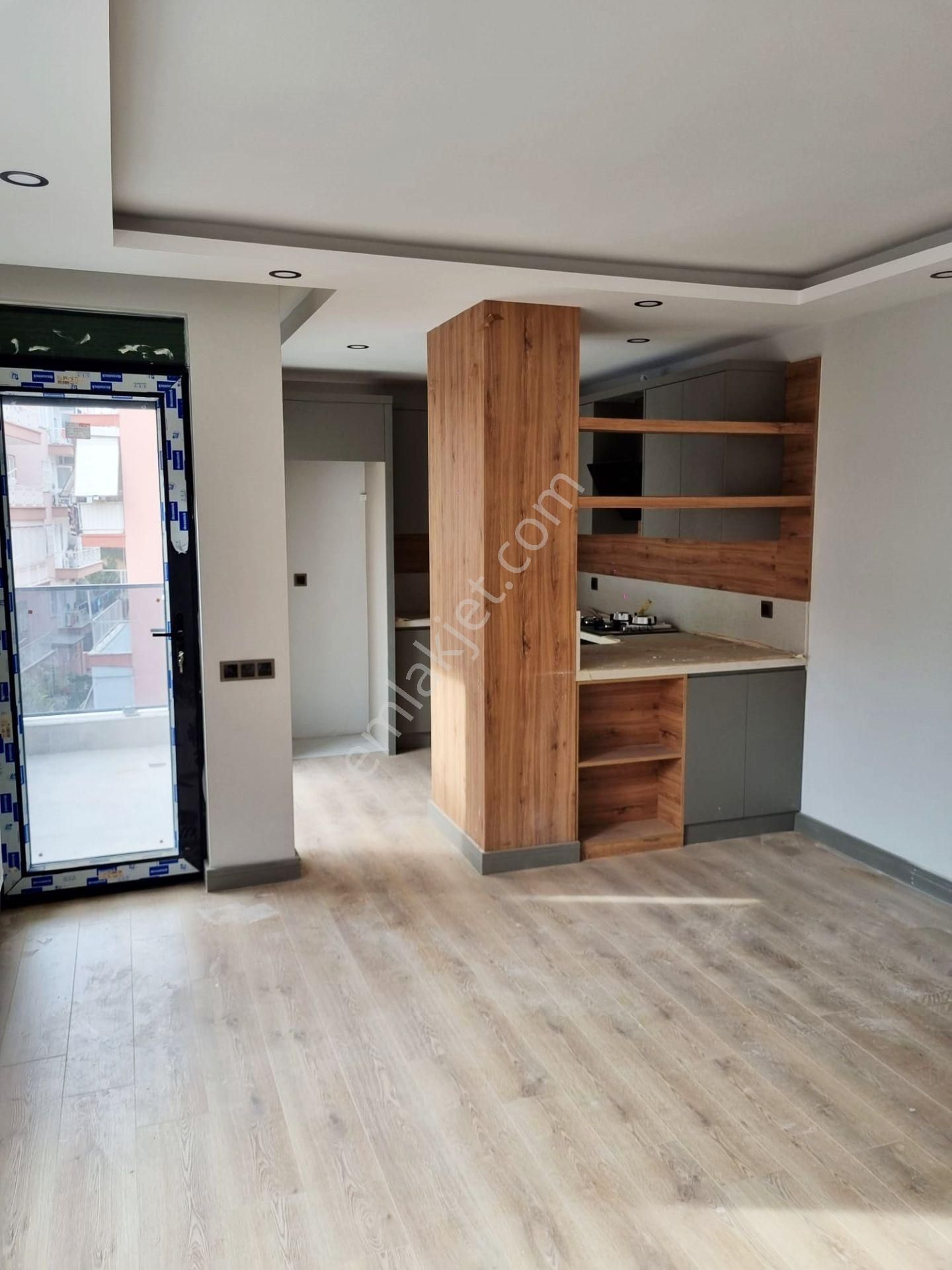 Deniz Mahallesinde Kapalı Otoparklı Kombili 2+1 Arakat
