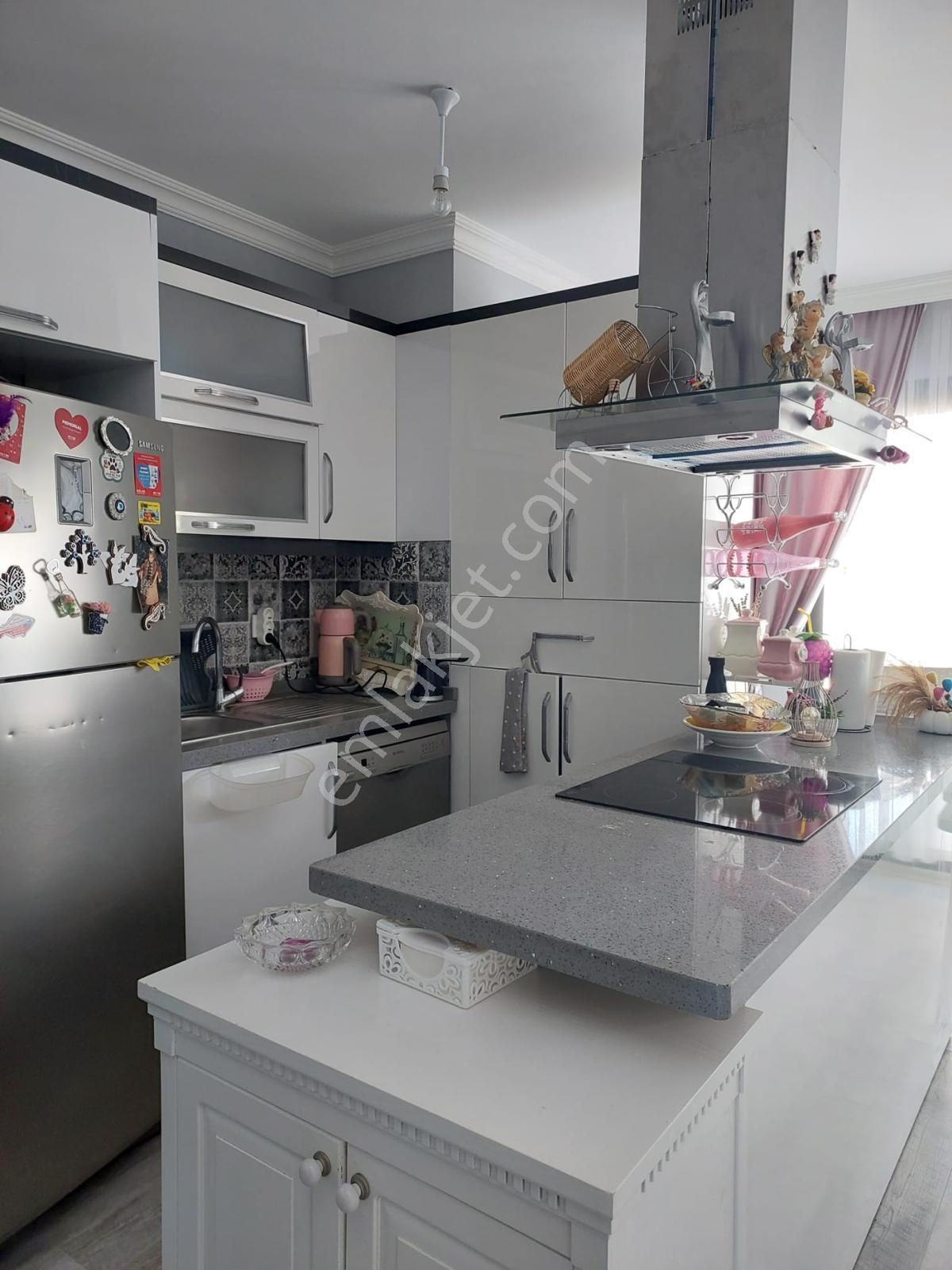 Alaçatı Gayrimenkulden Şifnede Havuzlu Site İçinde Satılık Villa