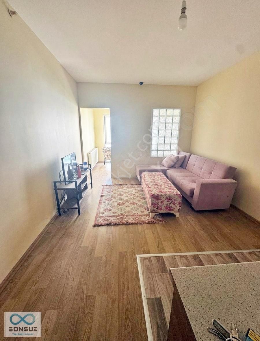 Sonsuz Yapıdan Metrobüse 8 Dk Kiralık Eşyalı 1+1 Daire