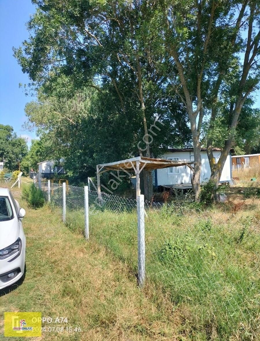 Fatih Emlakdan 920 M² İçinde Konteynır Etrafı Çevrili Arazi