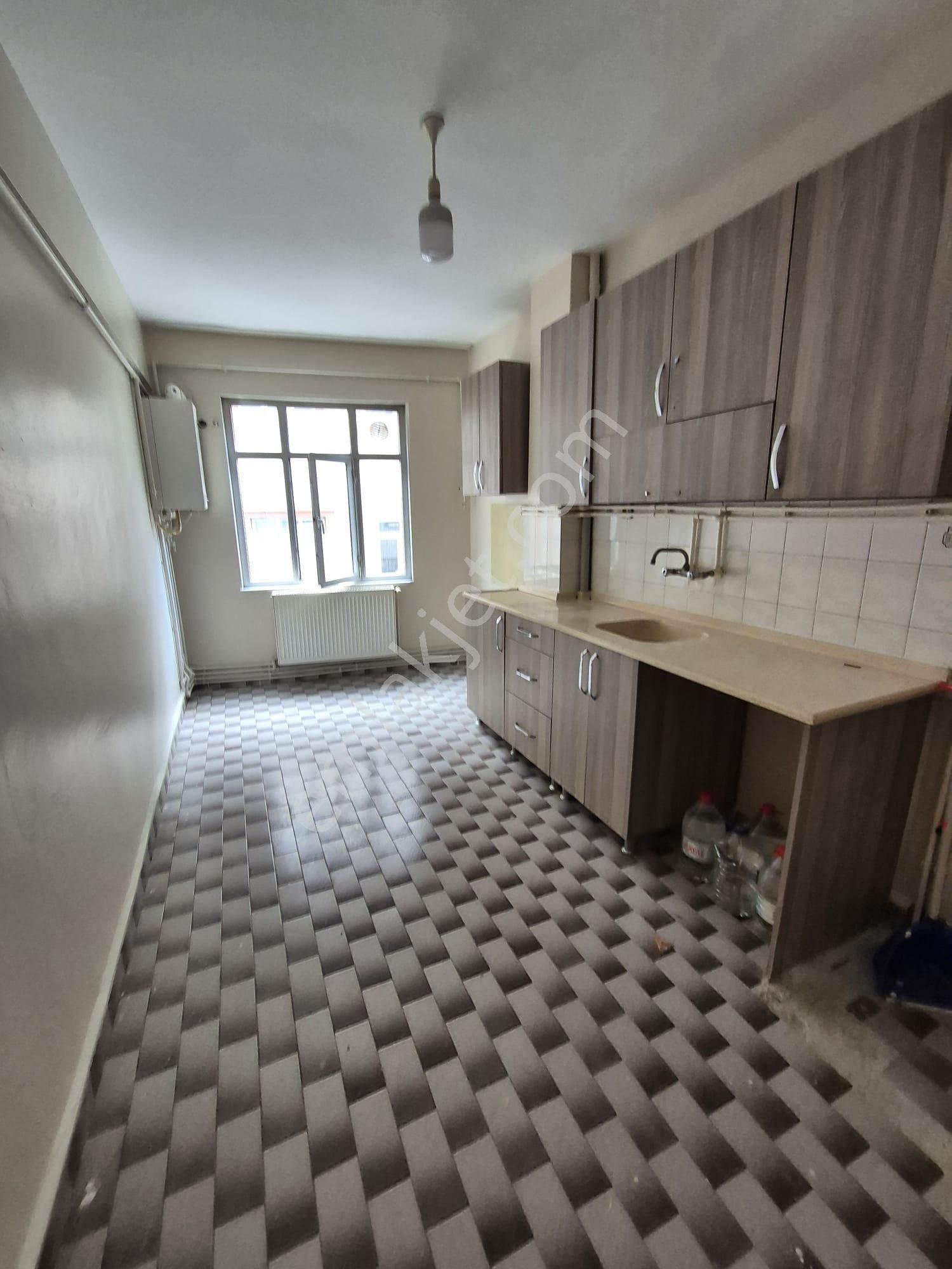 Sahibinden Kiralık 1+1 Daire – Sultançiftliği Mahallesi Tramvaya 4 Dk.