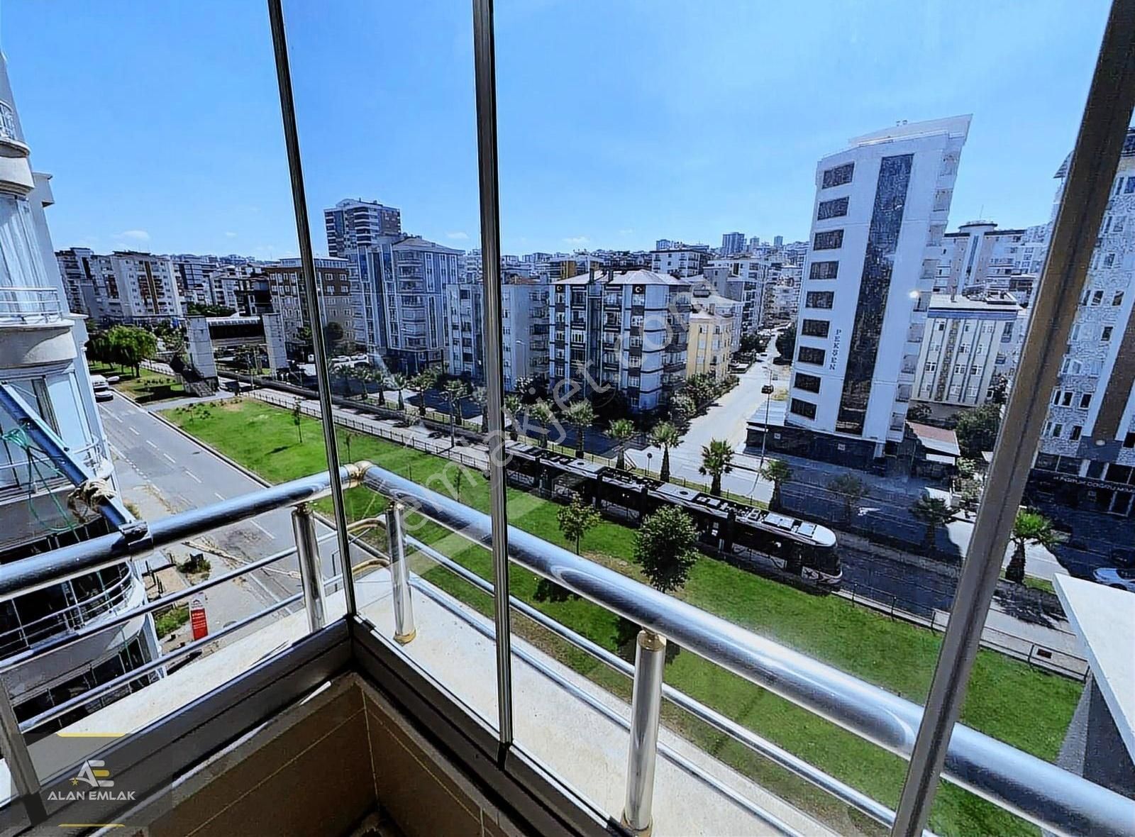 Alan Emlak; Tramvaya Cephe, Ara Kat, Geniş Balkonlu Daire