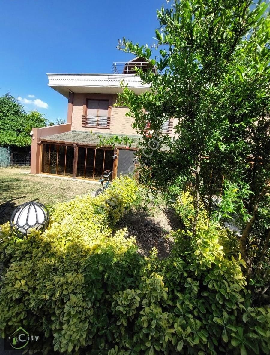 Büyüşekmeci Mimaroba Satılık Vila 250 Mt