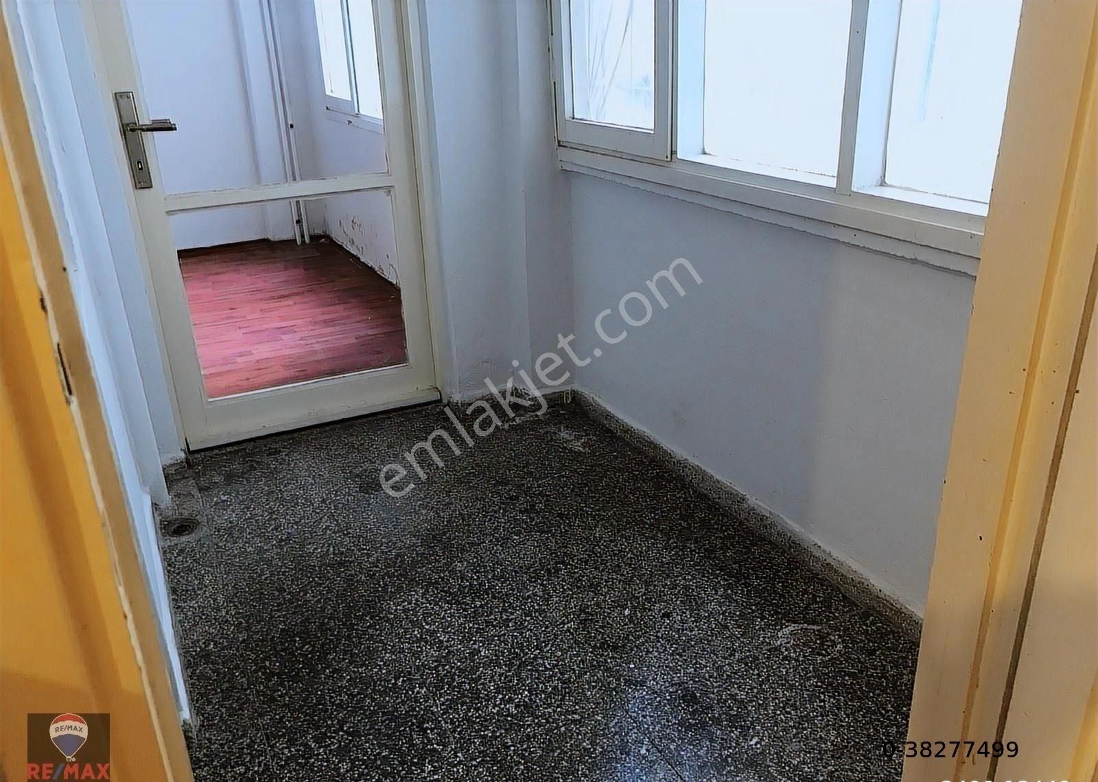 Karşıyaka Çarşı Akbank Sokak 3+1 Kiralık