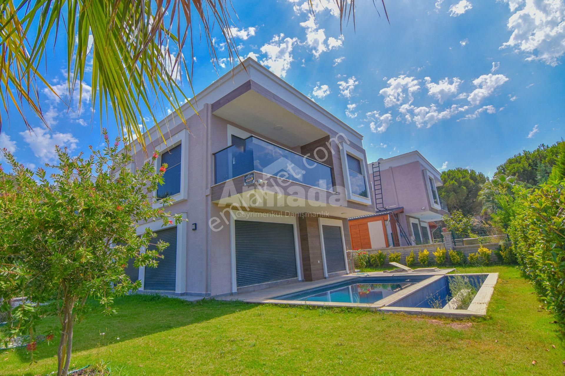 Kuşadası Davutlar'da Özel Havuzlu 5+1 Sıfır Satılık Villa