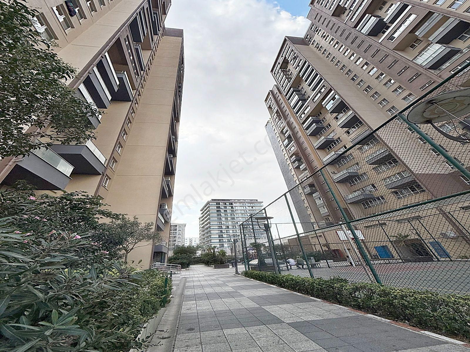 Merkezi Konumda Lüks Dekorlu Havuzlu Güvenlikli Site İçi Daire