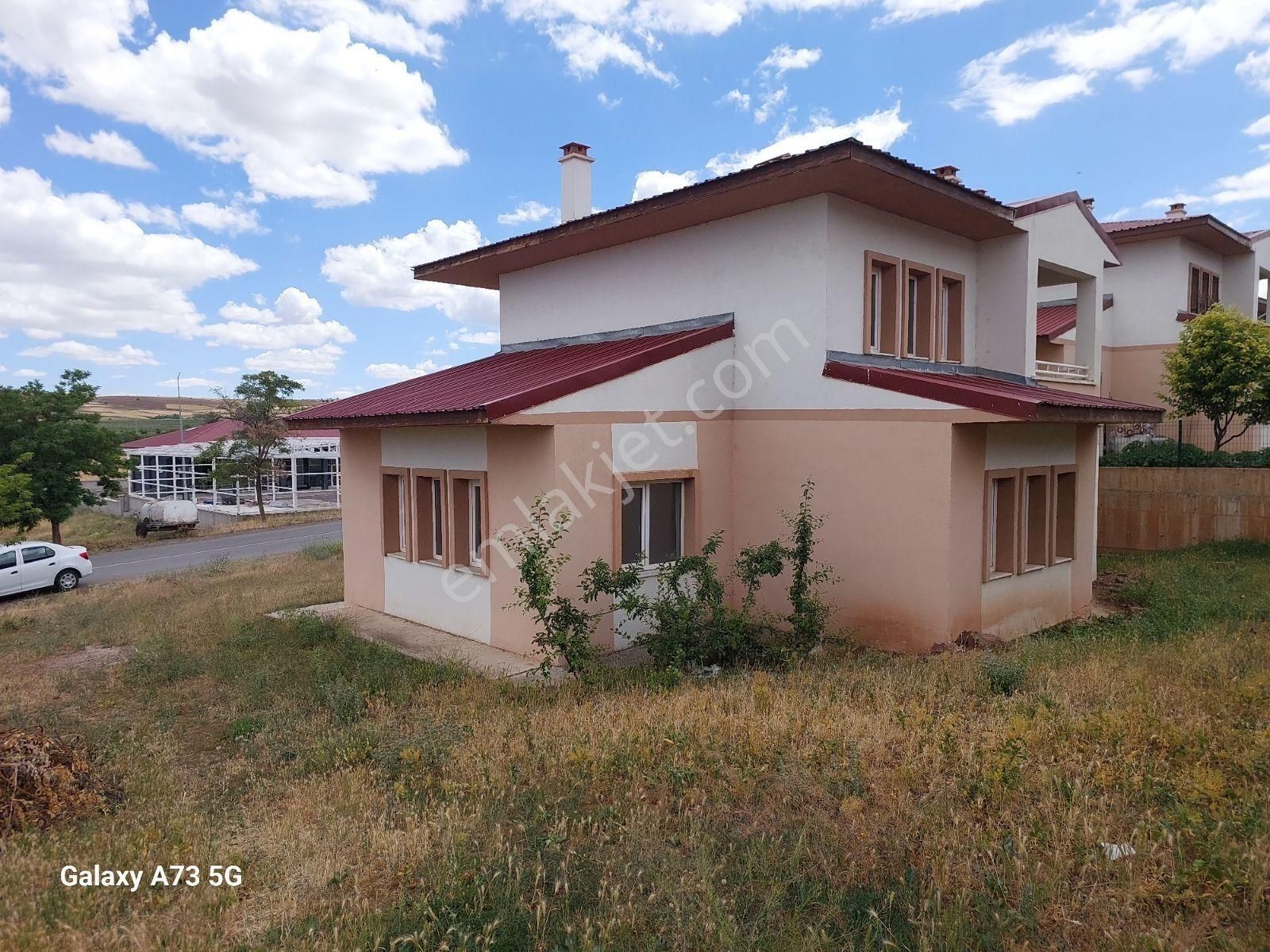 Tuzhisarda Satılık Cadde Üstü Toki Villası