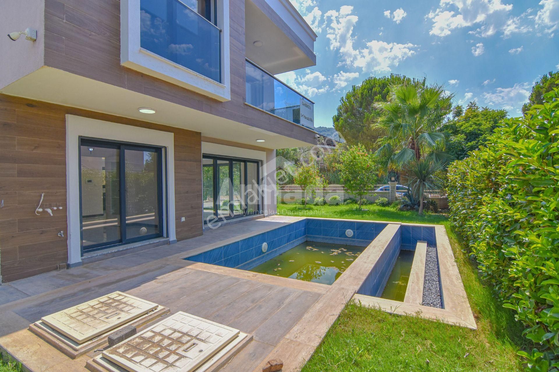 Kuşadası Davutlar'da Özel Havuzlu 5+1 Sıfır Satılık Villa