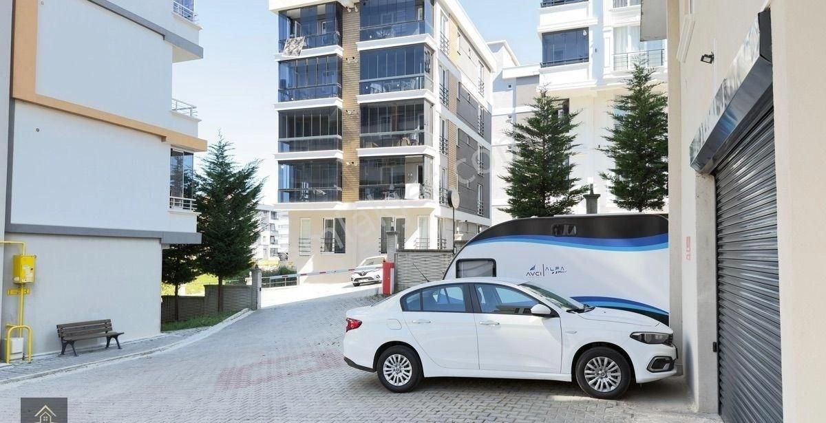 Site İçerisinde Tramvay Durağına Cephe Satılık 1+1 Full Eşyalı Hazır Kiracılı Daire - Görsel 7