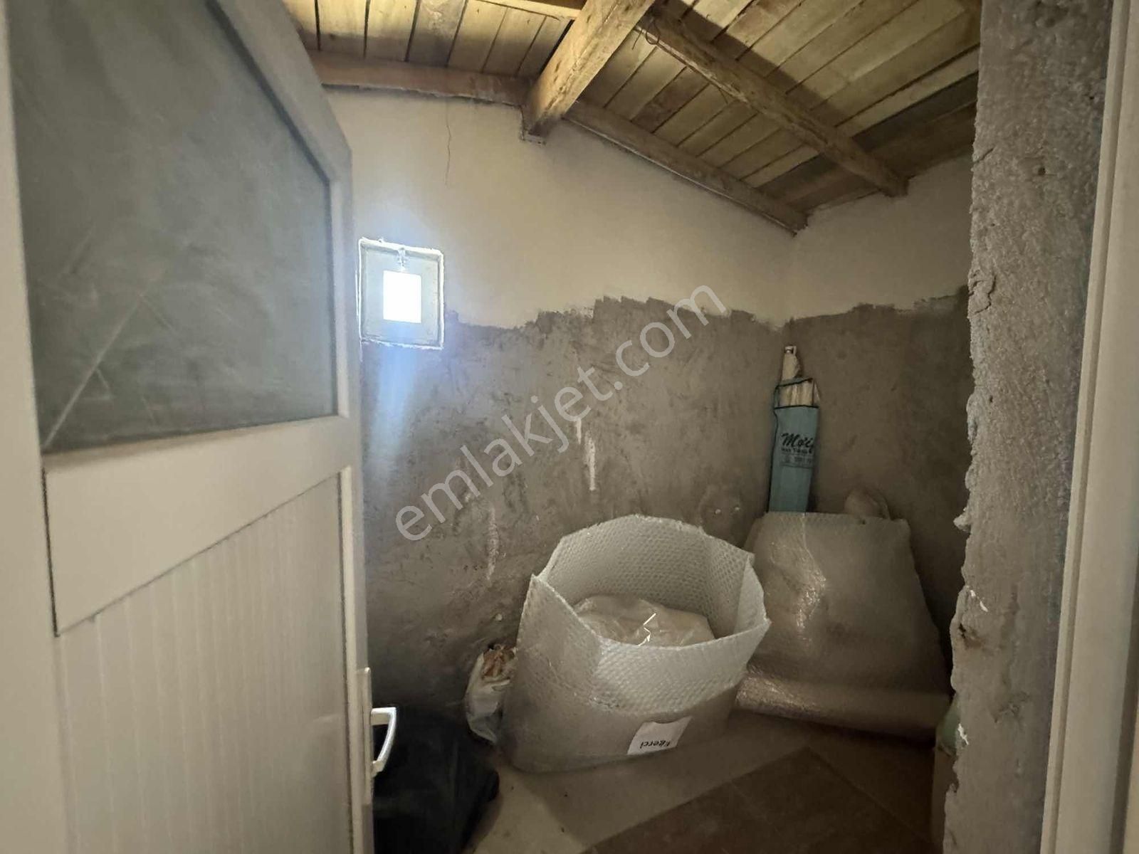 Çevrilde Satılık 5.106 M2 Arsalı Baraj Manzaralı Bağımsız Ev