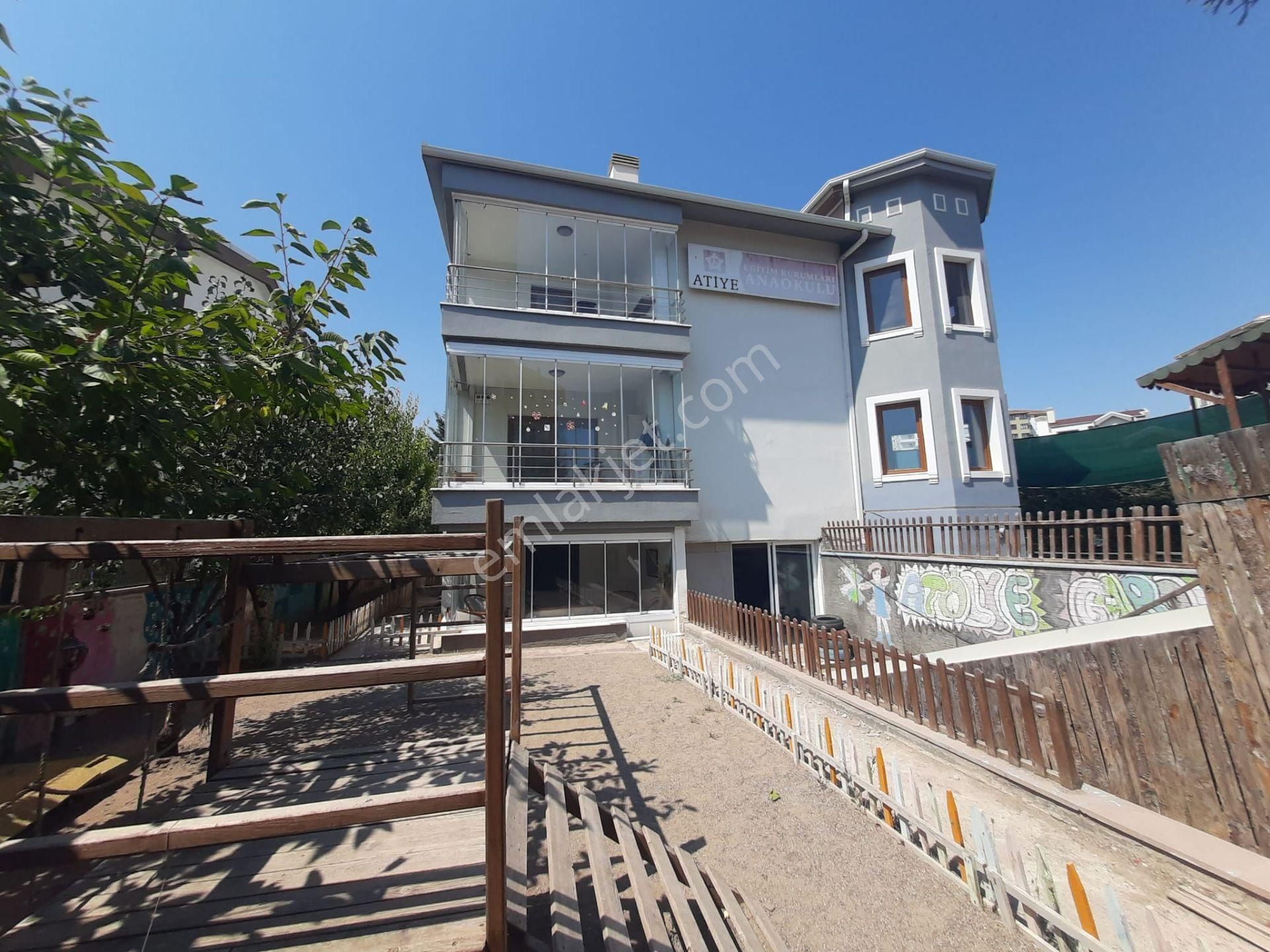 Çankaya-çayyolu Alacaatlı Mahalesinde Satılık Bahçeli 3 Katlı Müstakil Villa