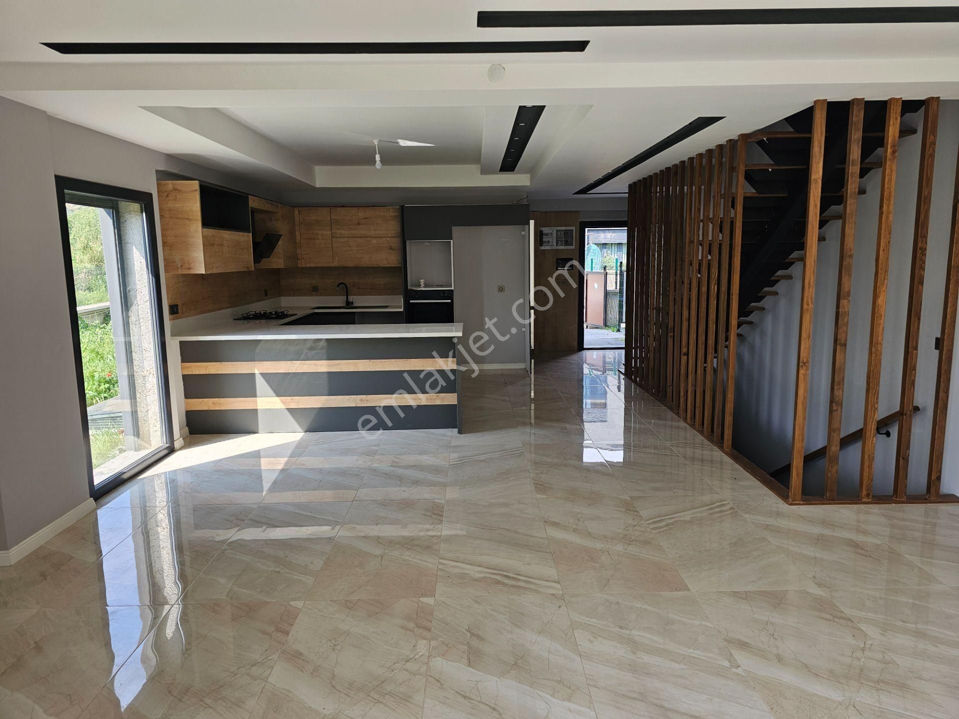 Aydın Efeler Yılmazköy'de Site İçi 5+1 Satılık Tripleks Villa