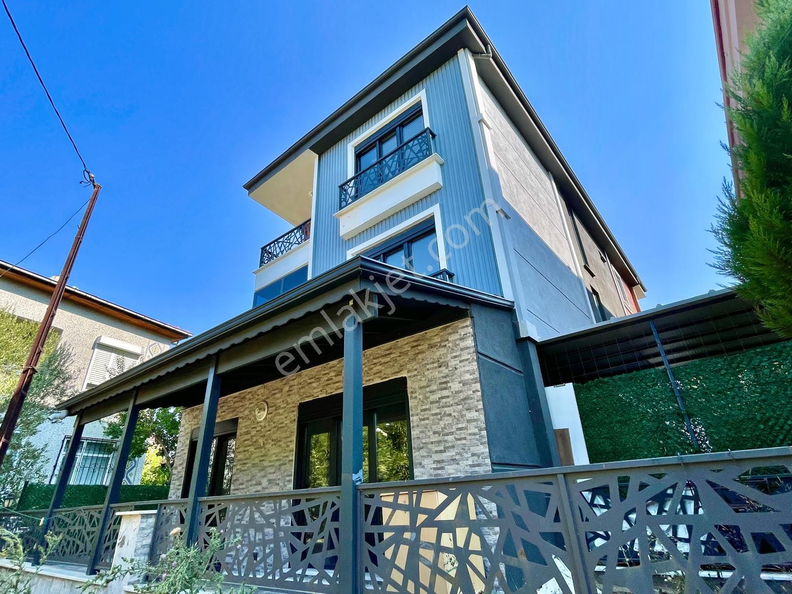 Berkay Demirel'den Akçayda Modern Tasarımlı Doğayla İç İçe 4+1 Villa