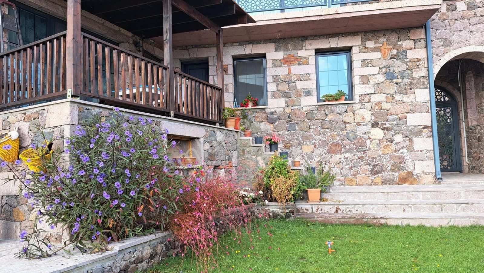 Assos Kuruoba'da Yeni Yapı 1100m2 Arsa İçinde Satılık Ultra Lüks Taş Ev - Görsel 25