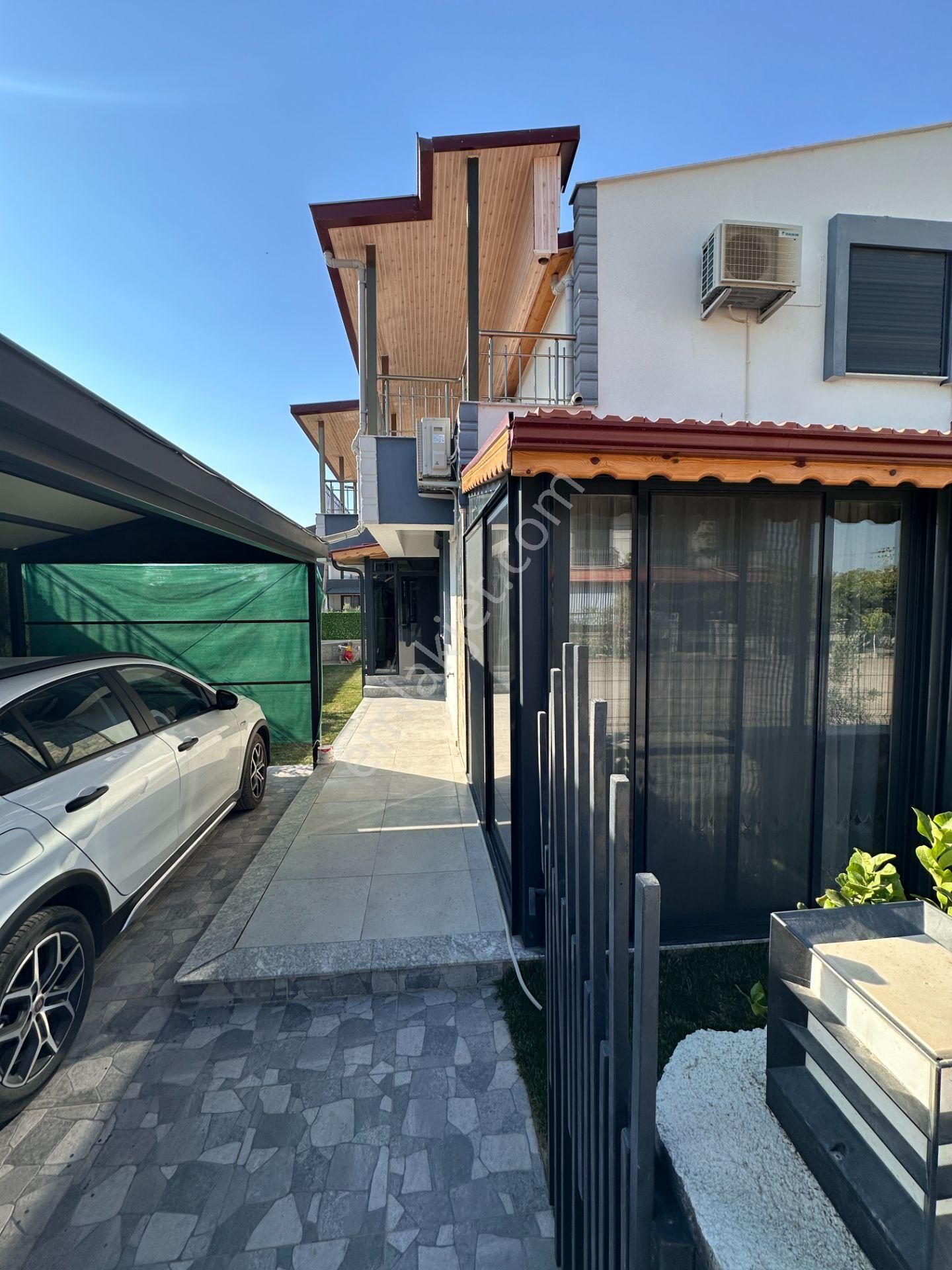 Merkez'den İzmir Dikili Cumhuriyet Mahallesinde Modern 3+1 Müstakil Villa – Bahçeli, Verandalı