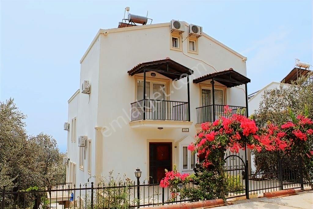 Cb Giz'den Kalkan'ın Kalbinde İki Adet 5+1 İkiz Villa