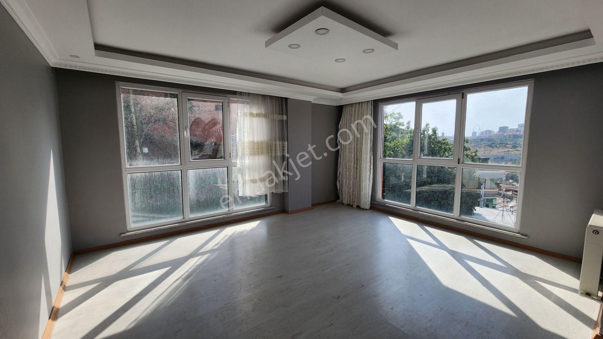 Eyüp Esentepe Mah 110 M² 2+1 5. Kat Otoparklı Ve Manzaralı Daire