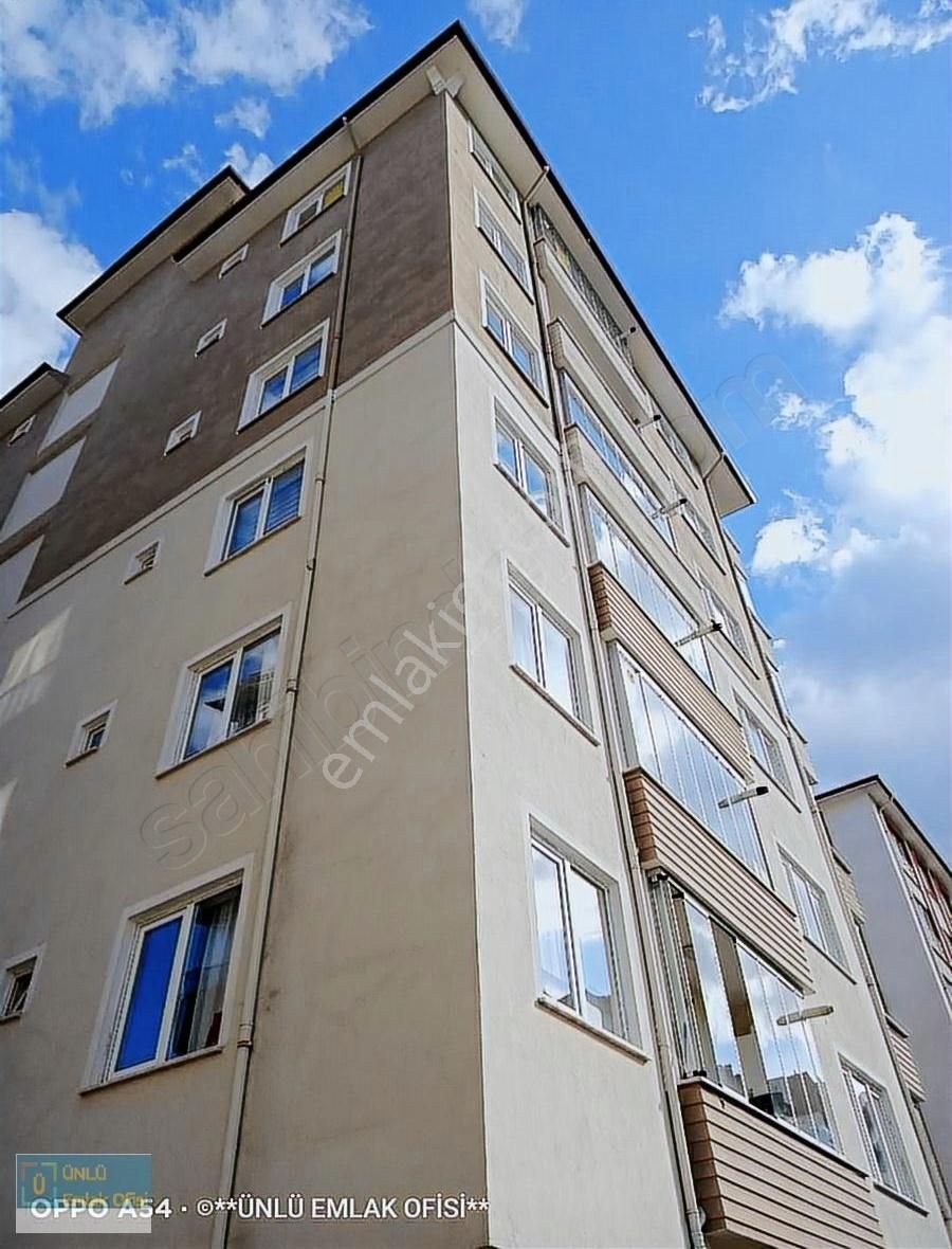 Ünlü Emlaktan Taşköprü Caddesinde Acil Satılık 1+1 Eşyalı Daire