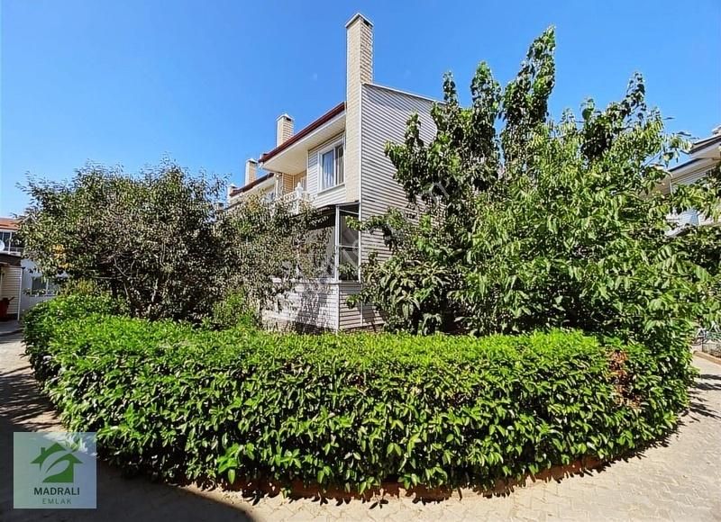 Madralıdan Edremit Hamidiyede Satılık Bahçeli 5+1 Köşe Villa