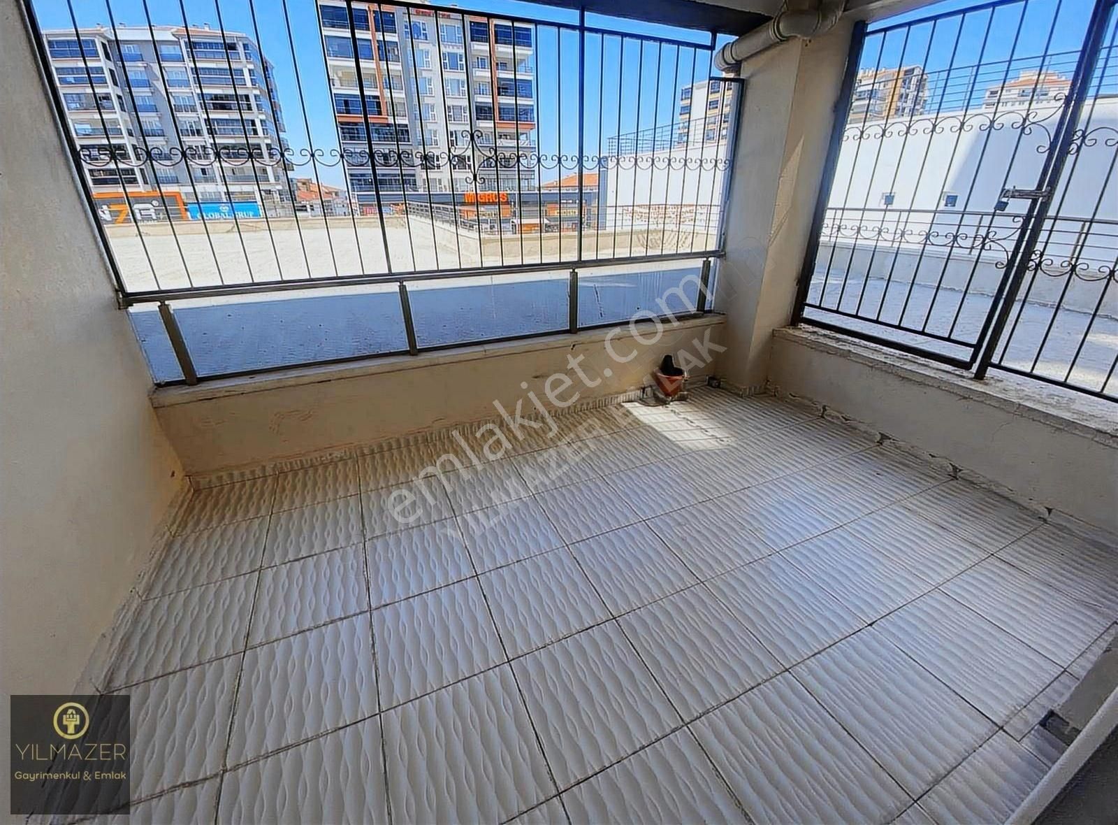 Yılmazer'den 1048 Cadde Üzerinde Migros Karşısı İskanlı 3+1 Acil - Görsel 3