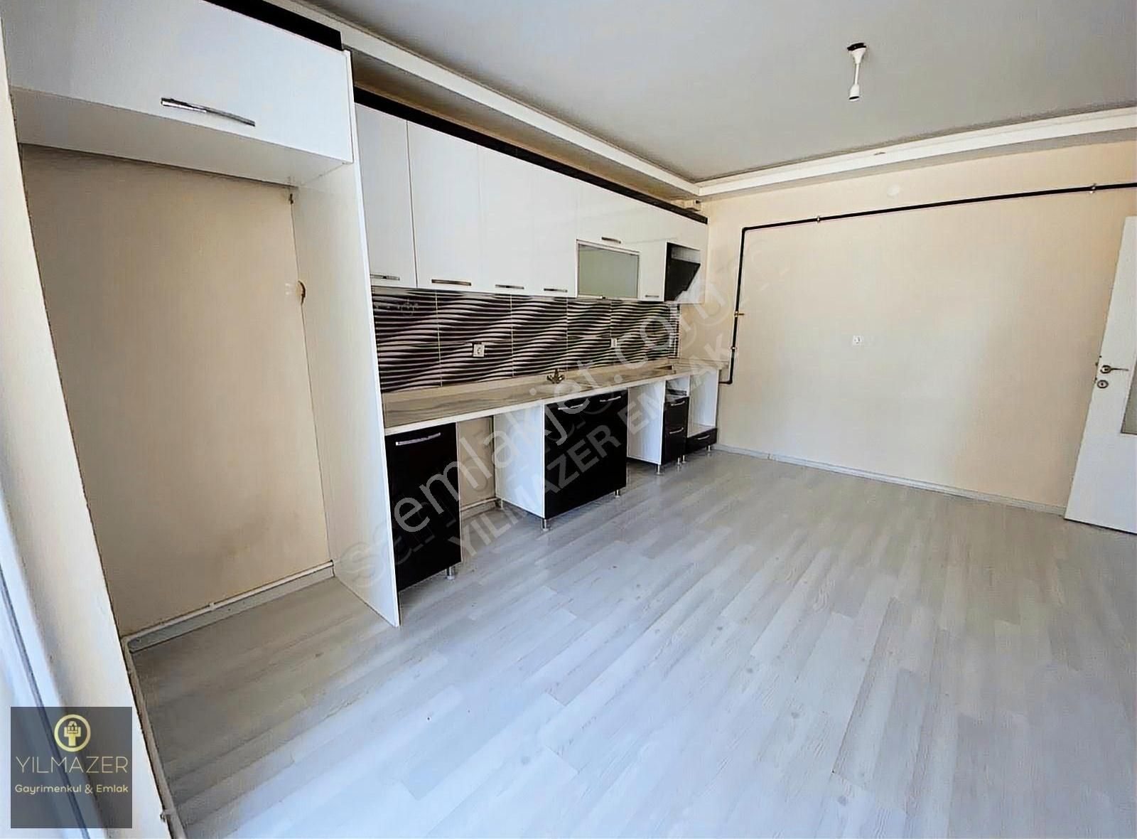 Yılmazer'den 1048 Cadde Üzerinde Migros Karşısı İskanlı 3+1 Acil - Görsel 8