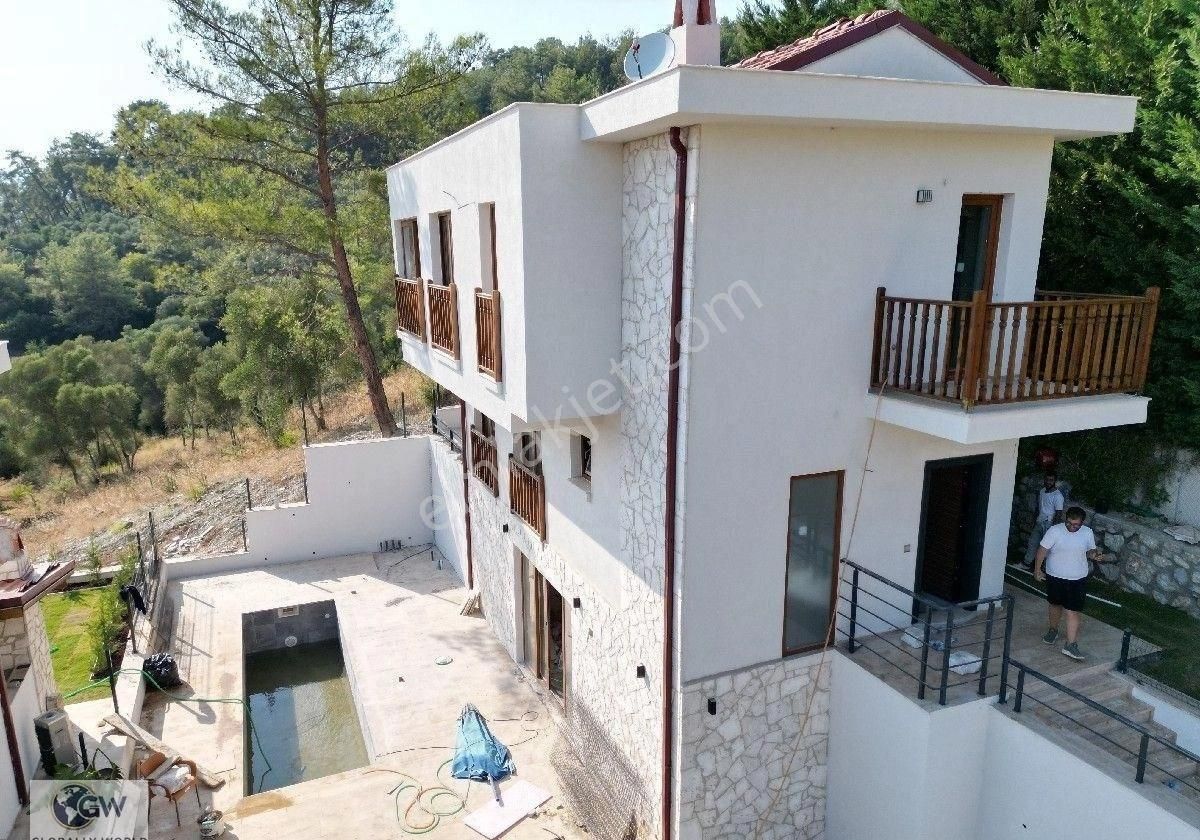 Ataköyde Deniz Manzaralı Müstakil Havuzlu Villa