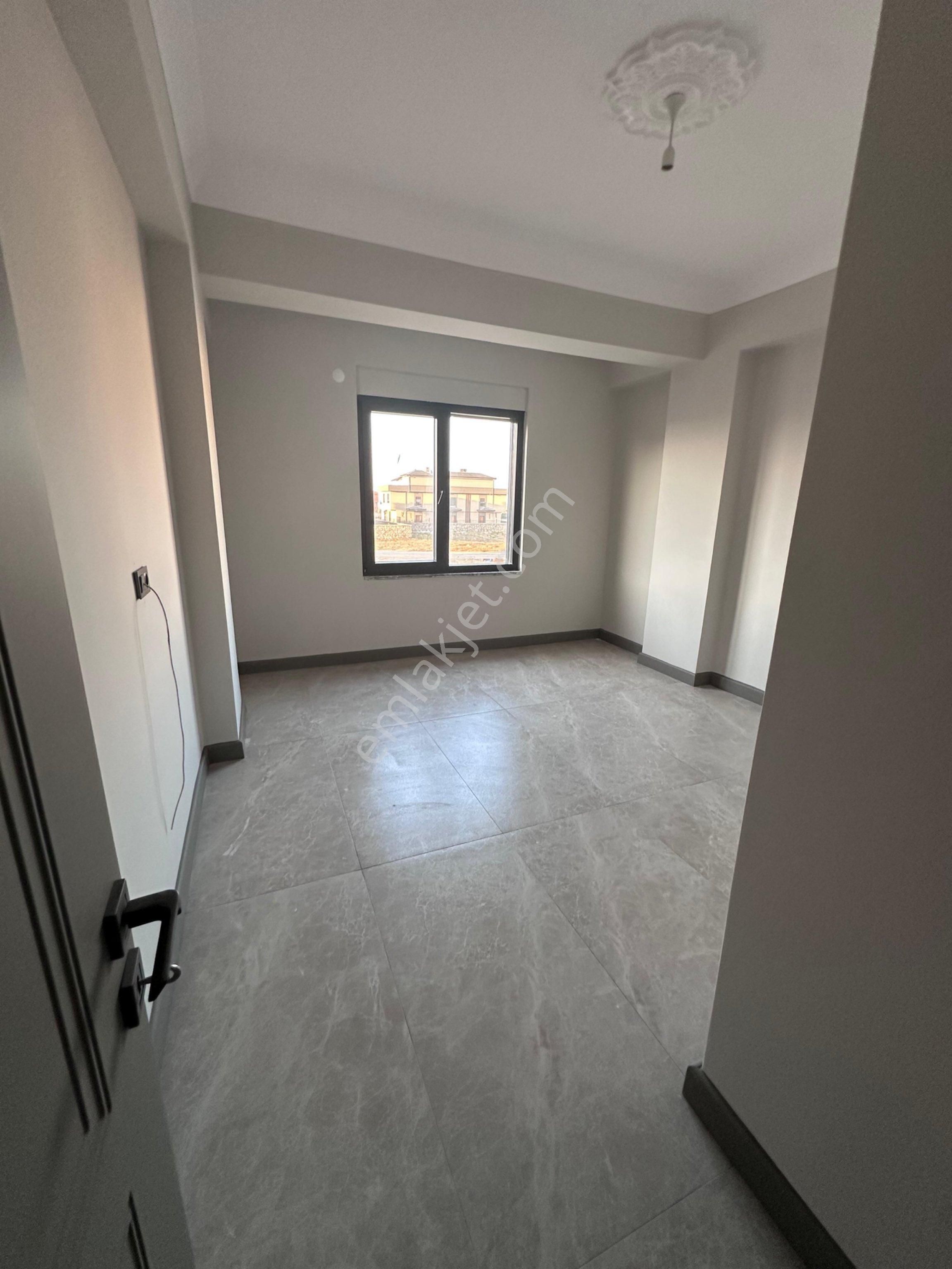 Karasu Yeni Mah. Müstakil Girişli Geniş Bahçeli & Havuzlu 4+1 Yerden Isıtmalı Sıfır Satılık Villa - Görsel 9