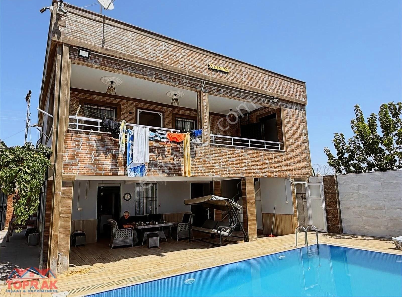 Bağlarbaşında Zirve Konumda 900 M2 Full Bağ Evi Toprak Emlak'tan