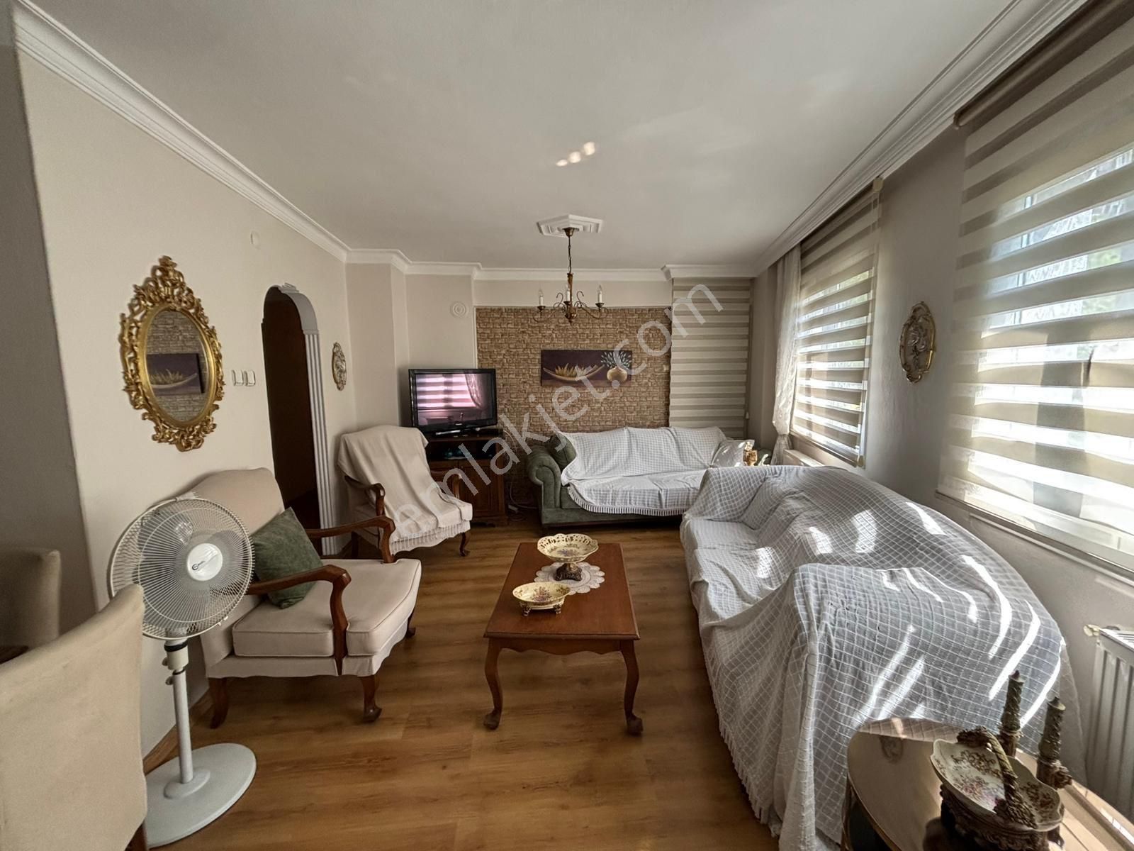 Mithatpaşa Cadde Yakını 3+1 Arakat 140 M2 Asansörlü Otoparklı Bakımlı Satılık Köşe Daire