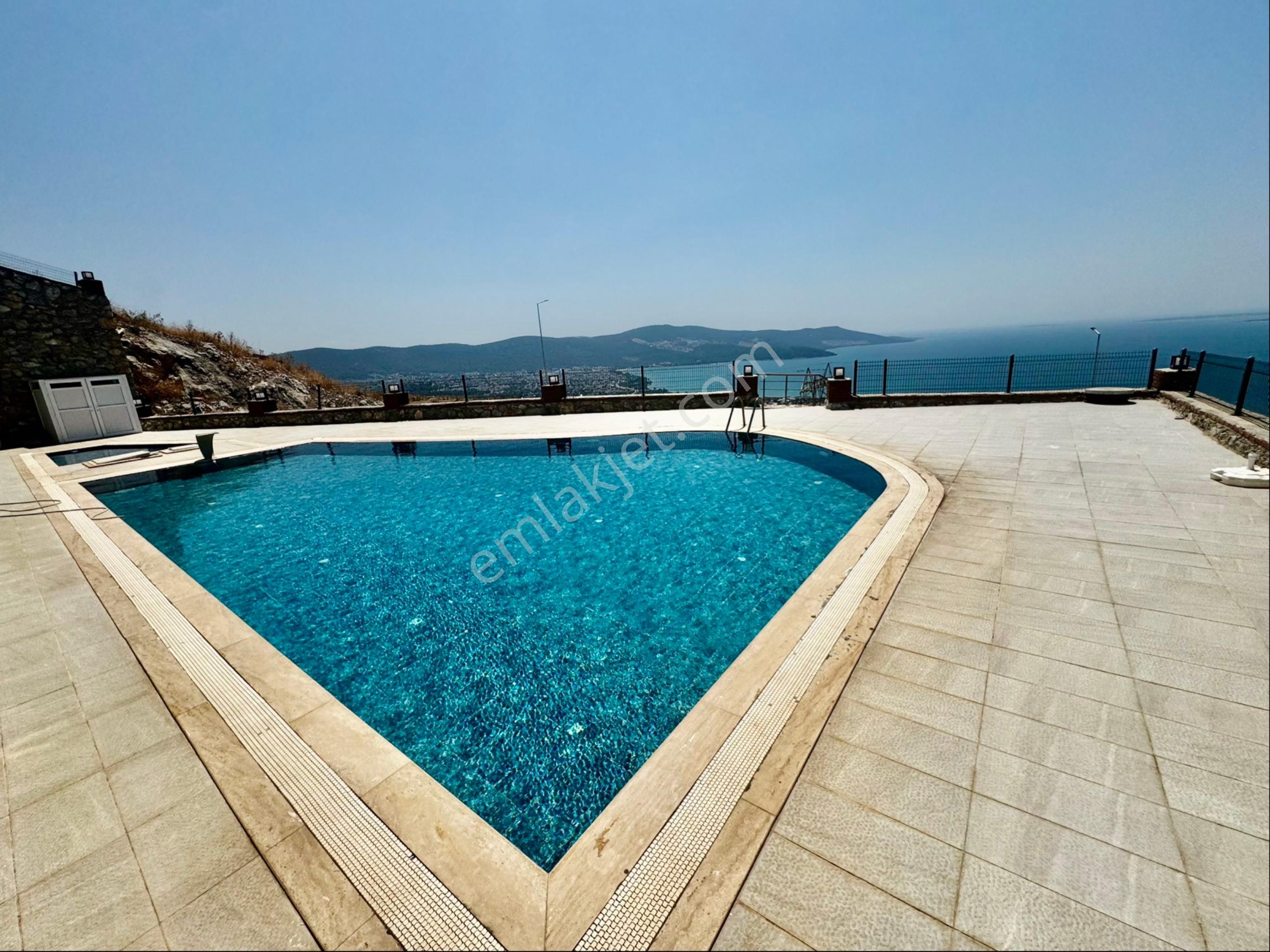 Panaromik Deniz Manzaralı Havuzlu Site İçinde Sıfır Geniş Bahçeli 3+1 Yazlık - Görsel 3