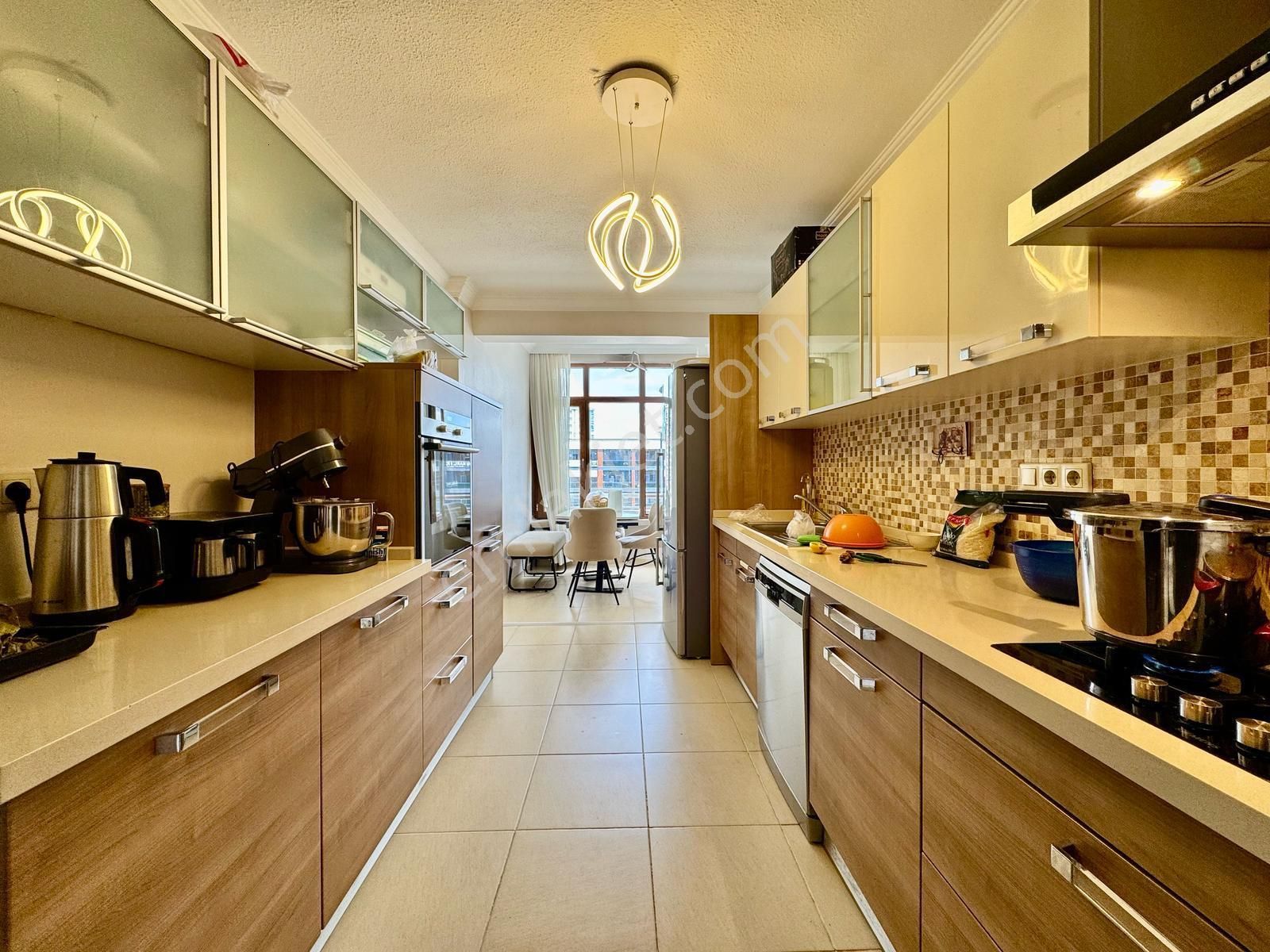 Nam-ak Emlak'tan Cadde'de Asansörlü 2 Banyo Masrafsız 4+1 Daire