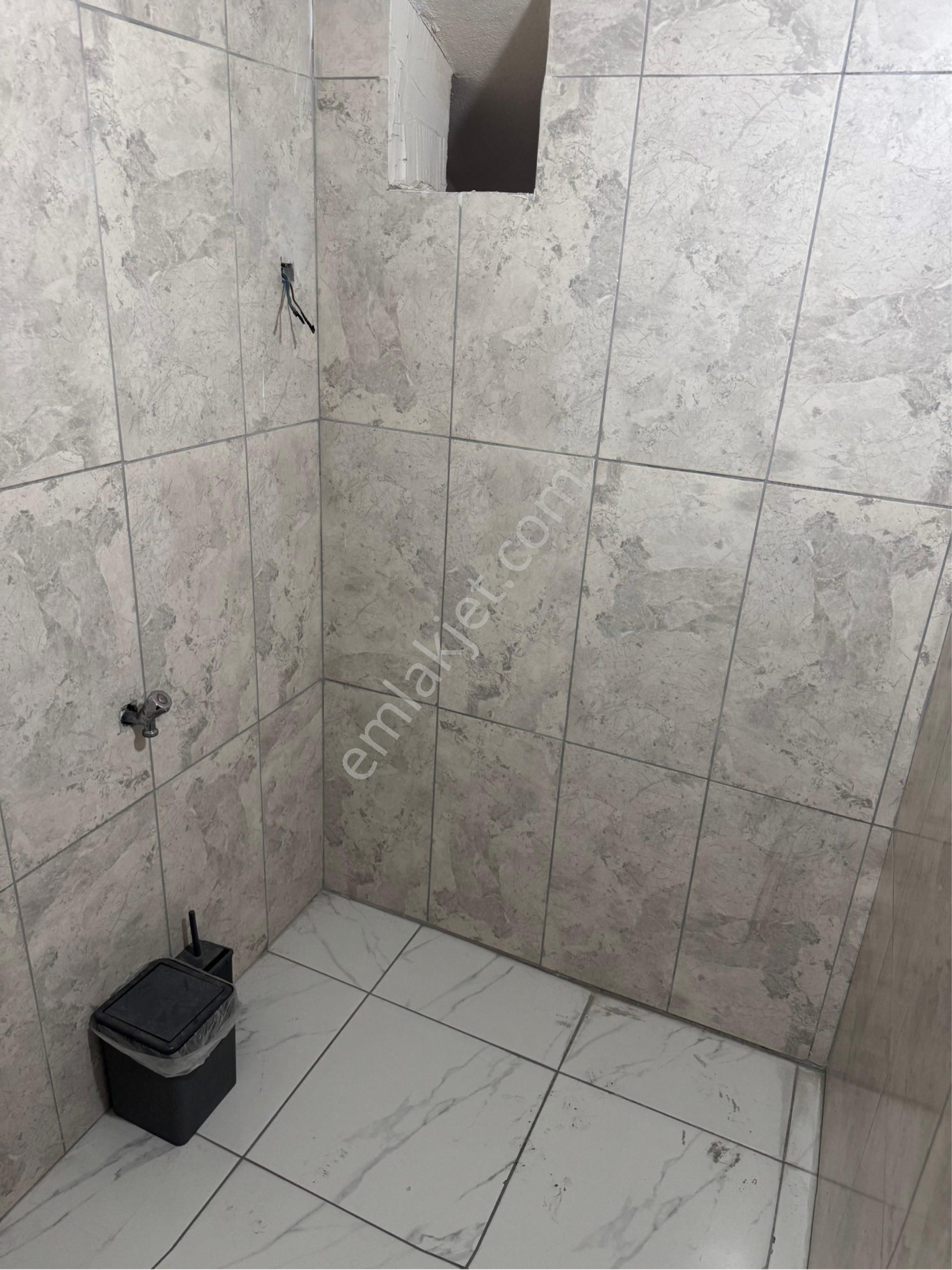 Sarıhamzalı Köşe Başında 350m2 Satılık Depo