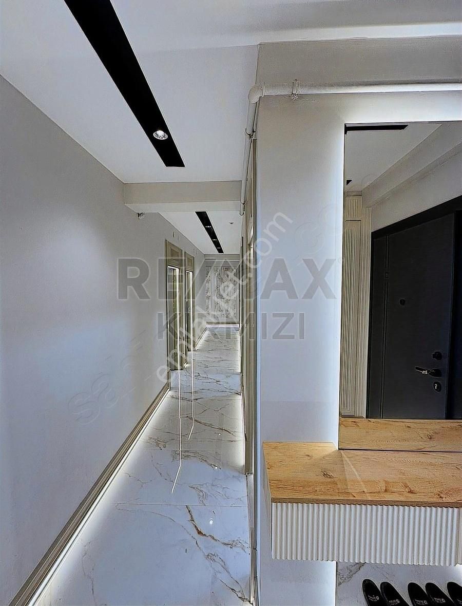 Re/max Kırmızı'dan Kombina Cad. Meskün St.'de Satılık 3+1 Daire