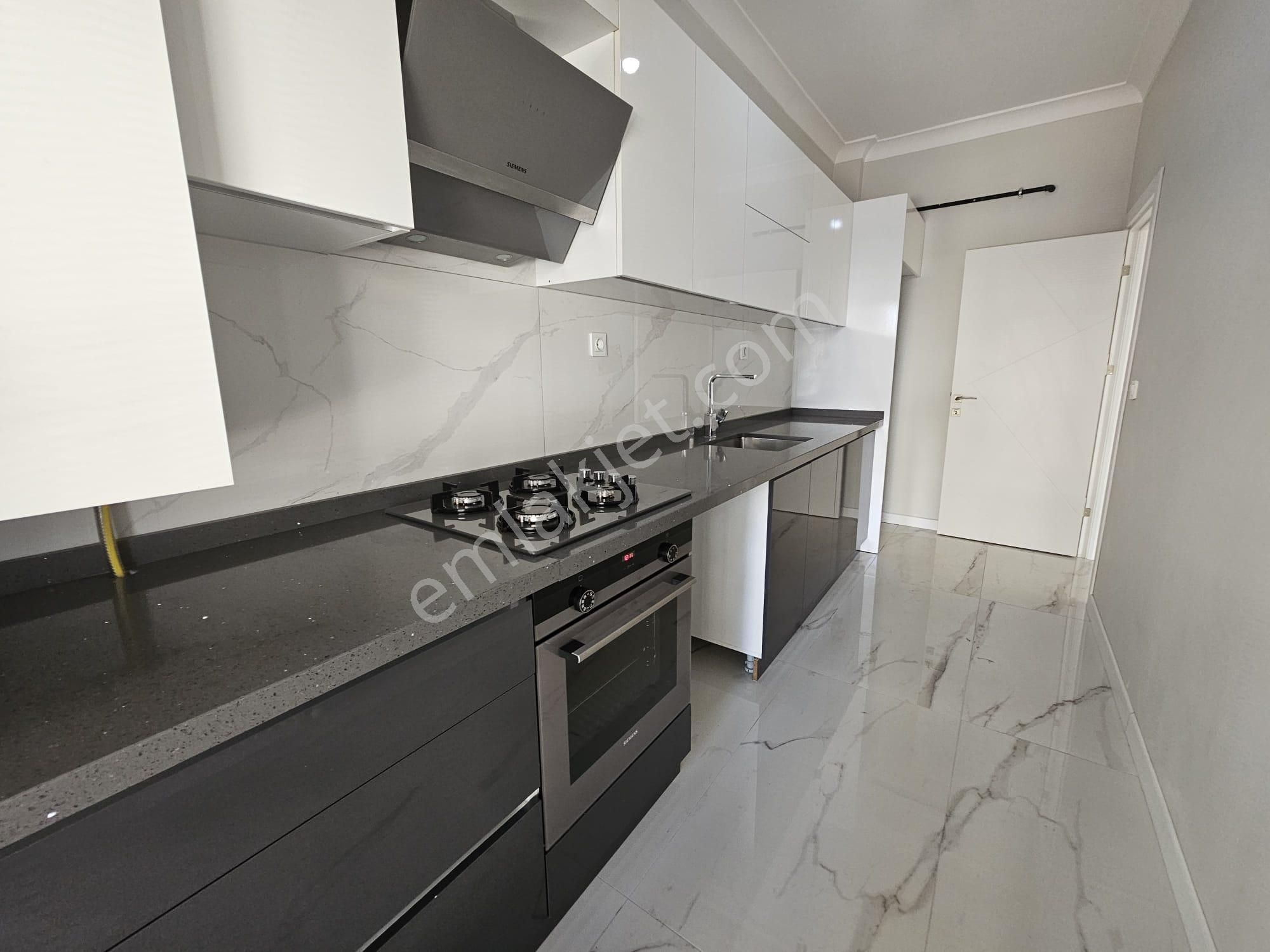 Küçükyalı Mektep Caddesinde 2 Yıllık Binada Kapalı Otoparklı 2+1