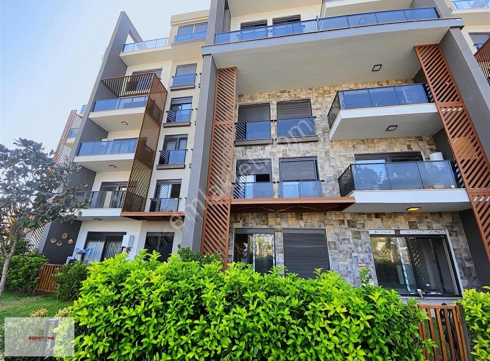 Altıntaş'ta Havuz Manzaralı 2+1 Lüx Satılık Daire