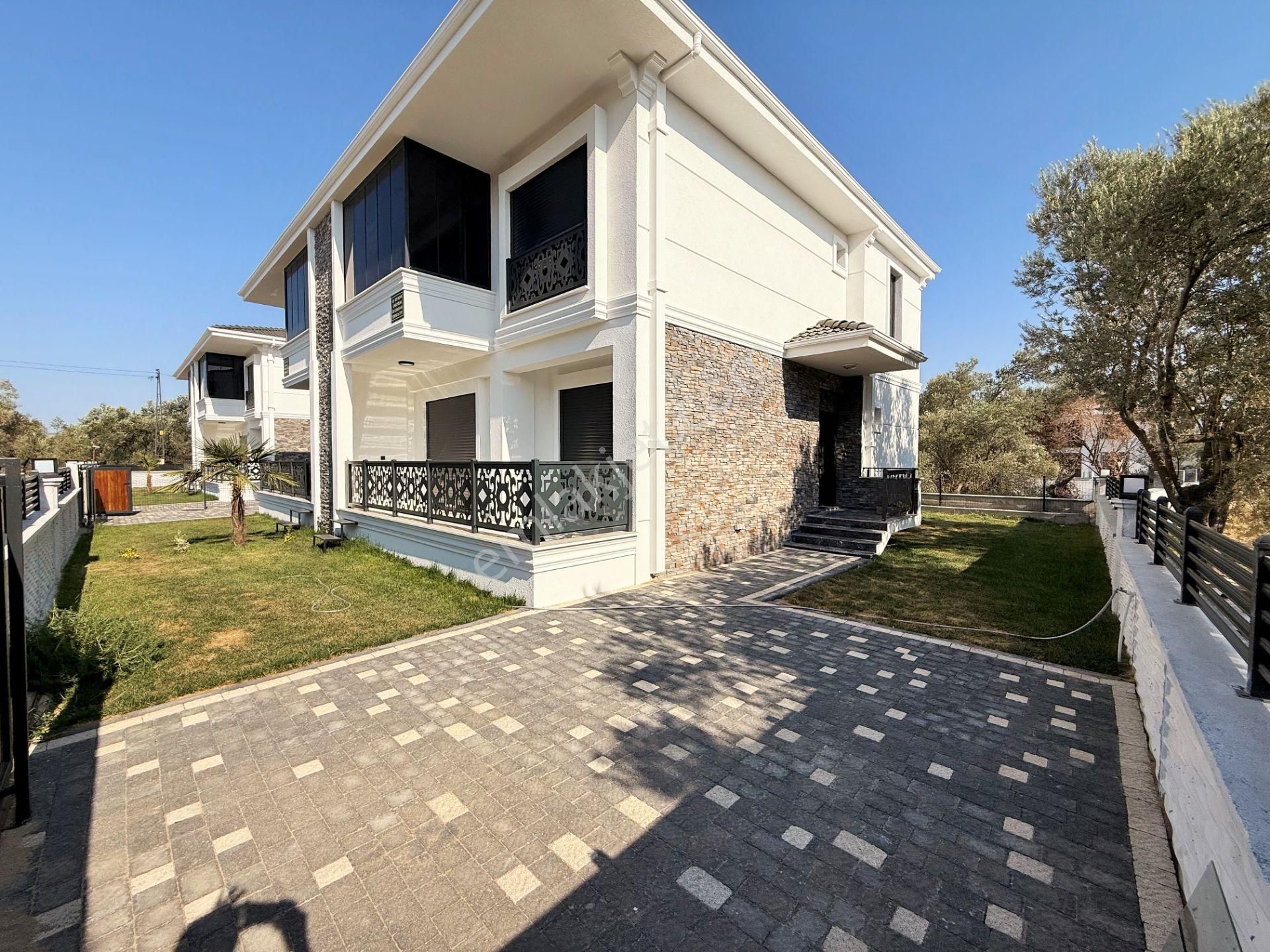 Akçay Utku Emlak'tan Güre'de Müstakil Bahçeli 4+1 Satılık Villa