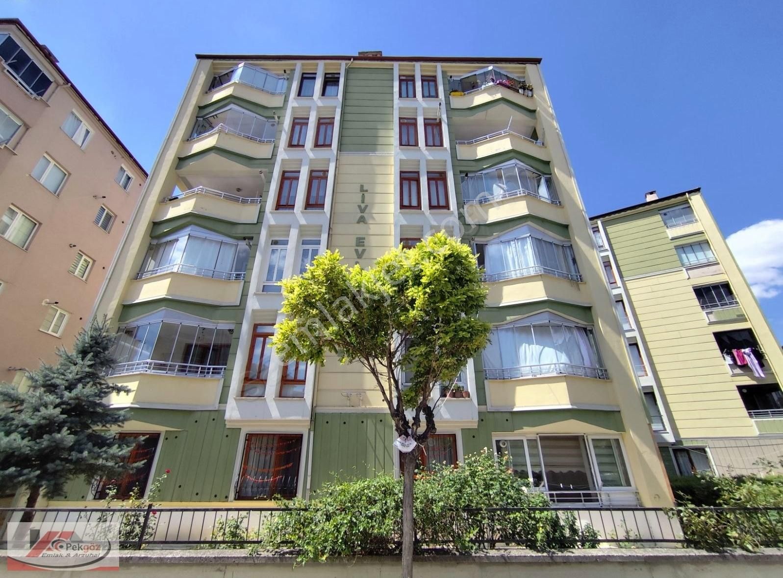 Pekgöz Emlaktan Liva Evlerinde Bakımlı Daire 3+1