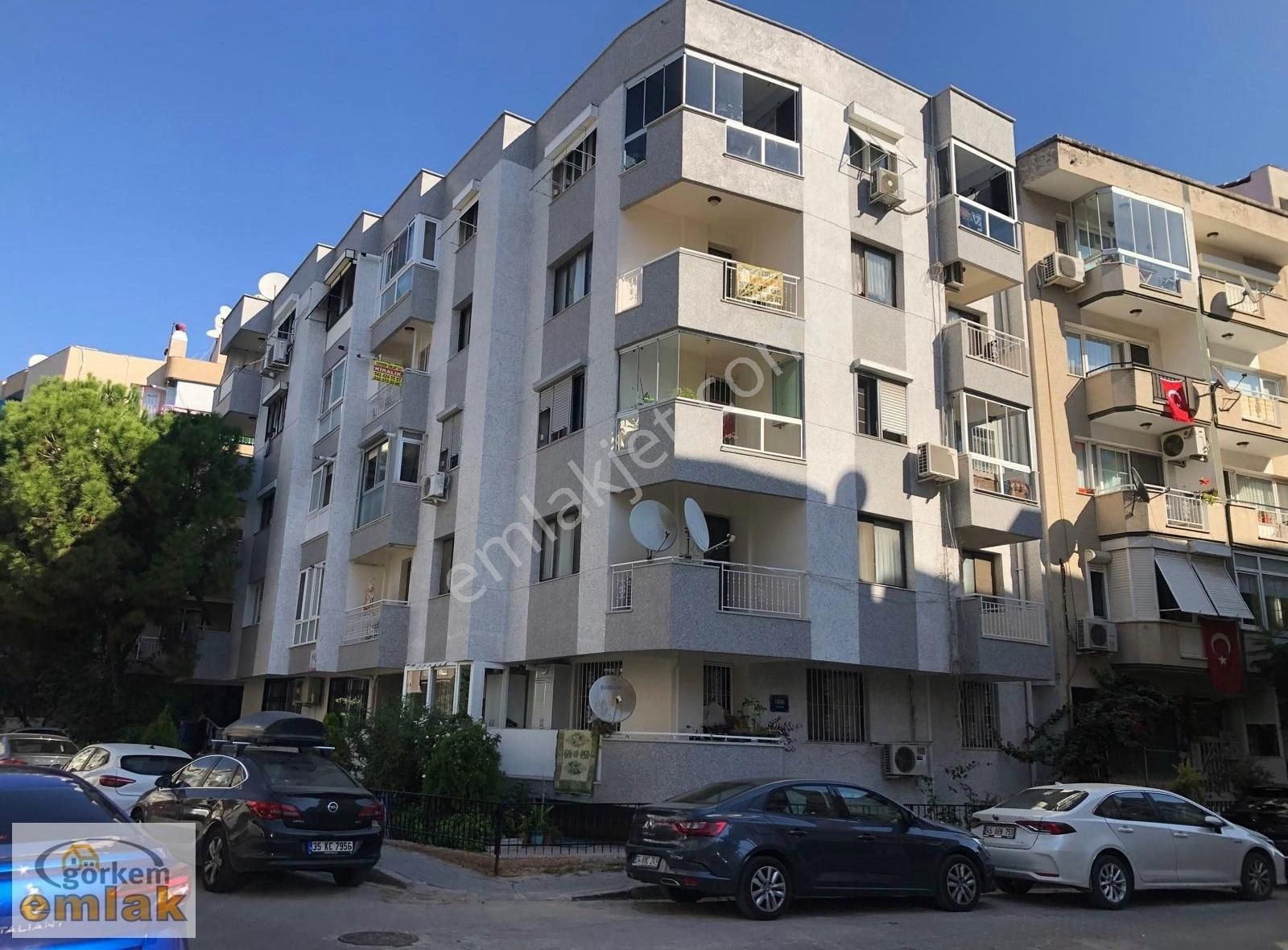 Karşıyaka'da Kiralık Daire. Belediye Ve İzban Yakını. Kod:1257