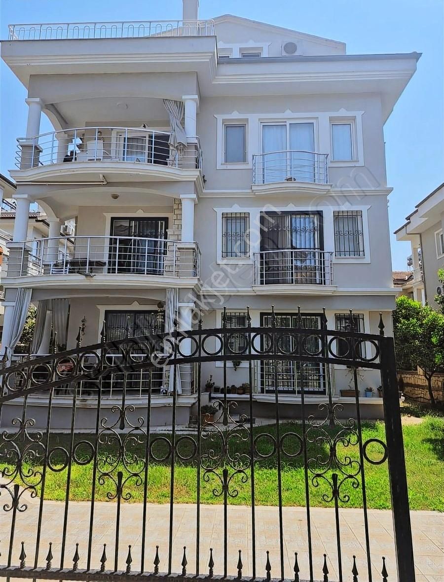 Tuzla Mahallesinde 5+1 Çift Mutfaklı 200 M2 Çatı Dubleks Daire