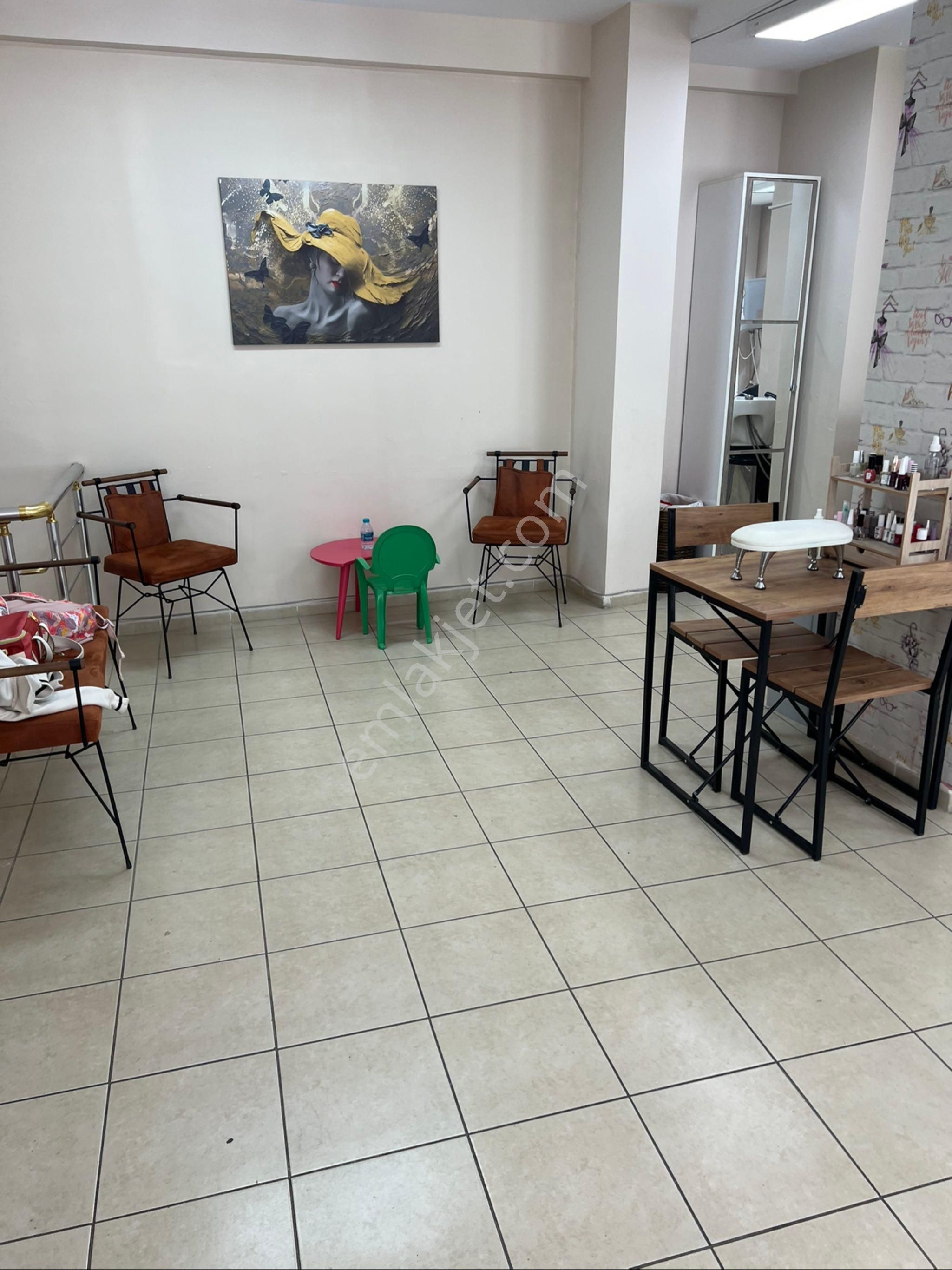 Metrobus Yanı Kiralık Depolu Dükkan
