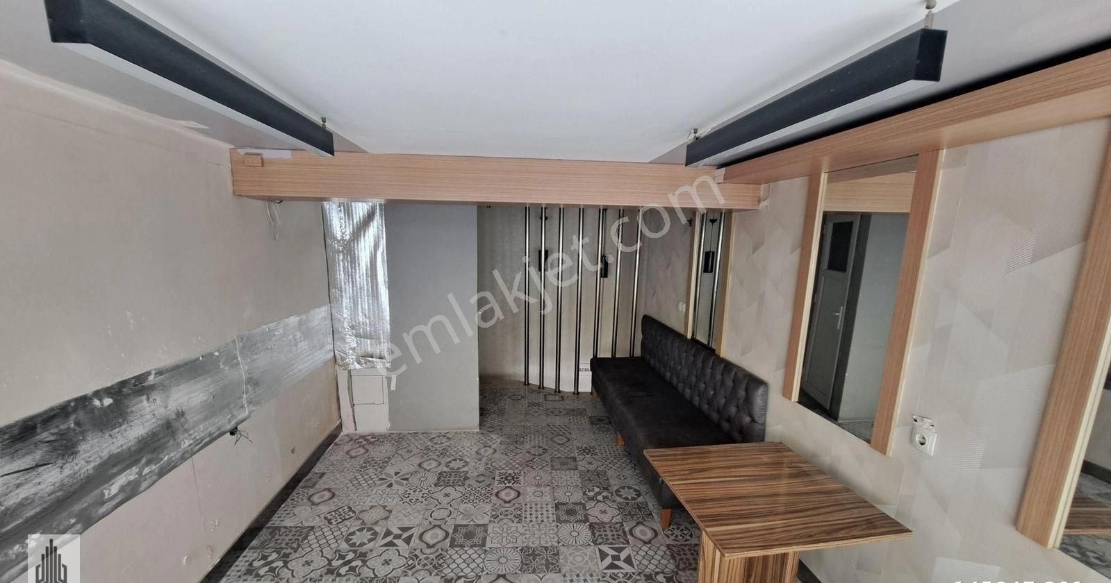 Fatih Kocamustafapaşada Kiralık 2 Katlı Ğeniş Düz Ğiriş Boş Dükkan
