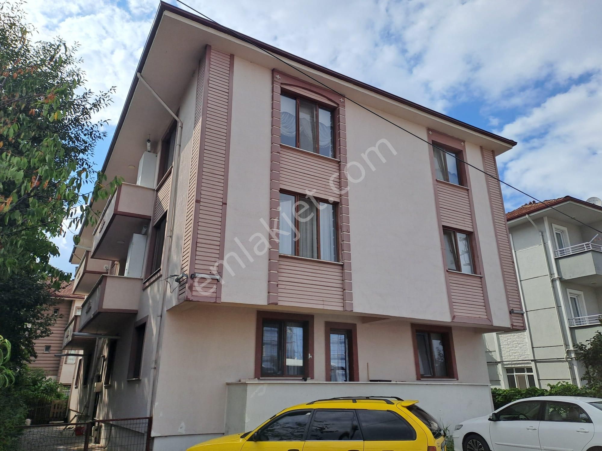 Karaca Mahallesinde Satılık 3 Katlı 6 Daireli Bina
