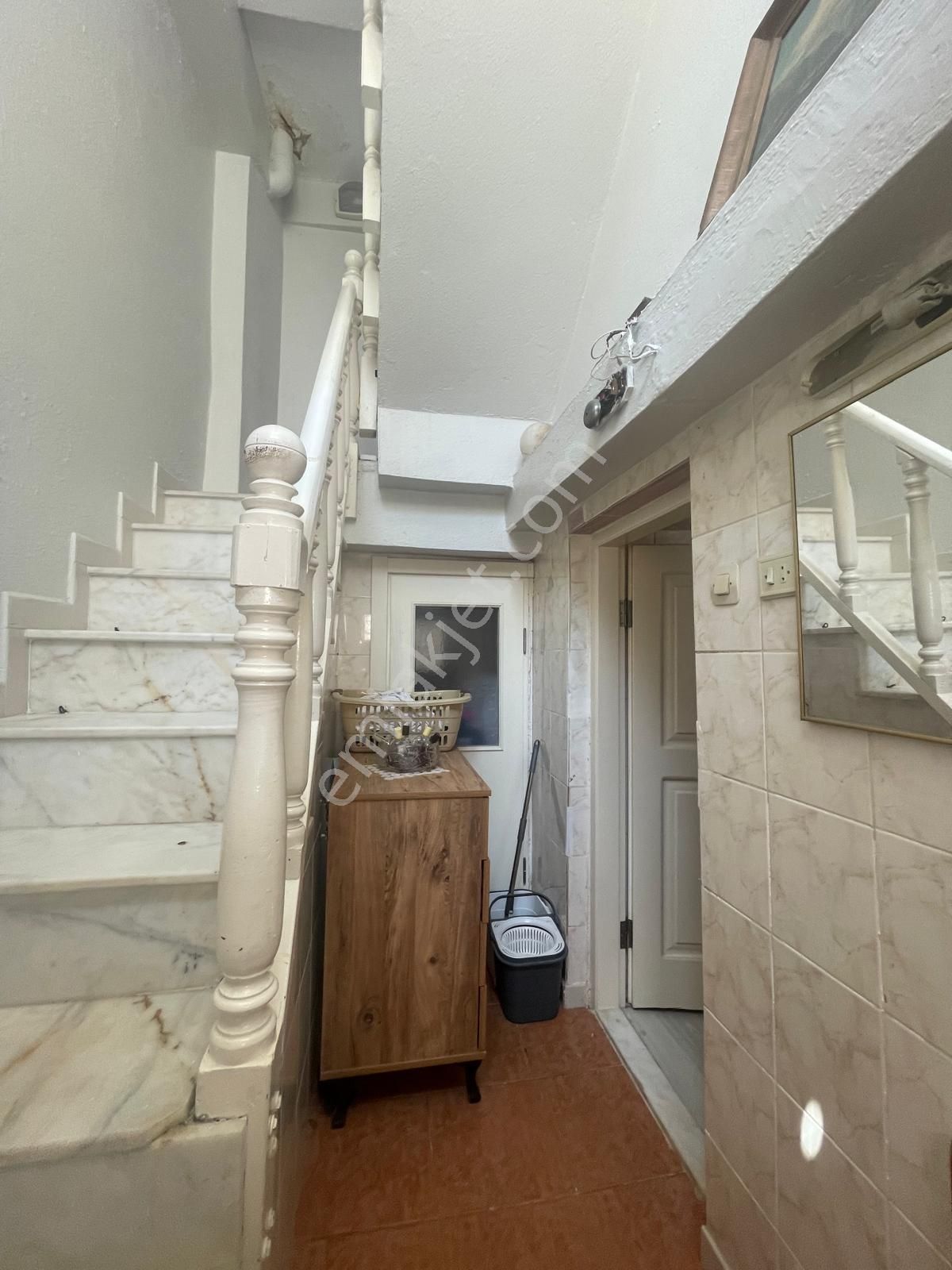 Ayvada'dan Ayvalık Merkez'de Teraslı 3 Katlı 3+1 Taş Rum Evi - Görsel 10