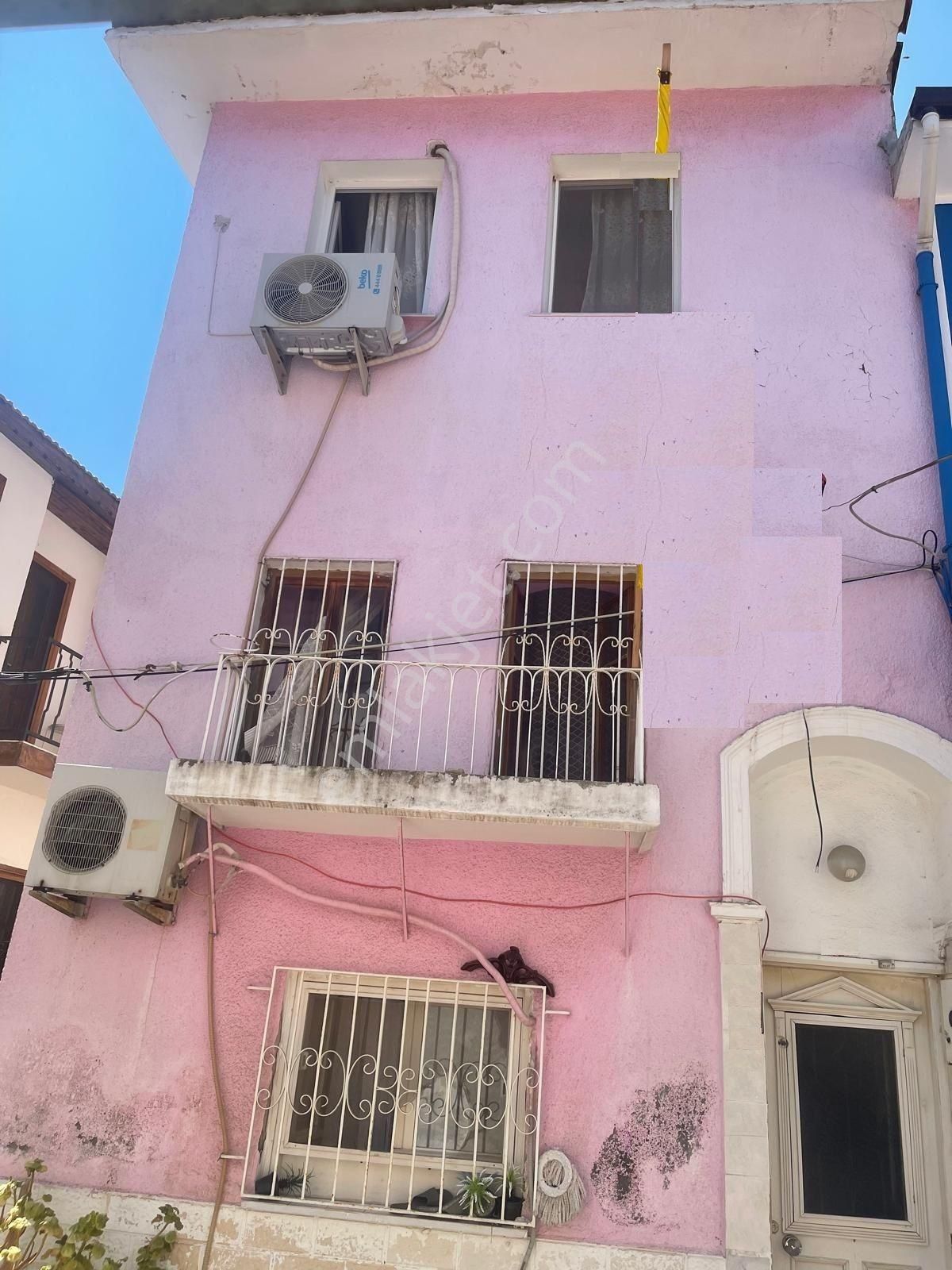 Ayvada'dan Ayvalık Merkez'de Teraslı 3 Katlı 3+1 Taş Rum Evi