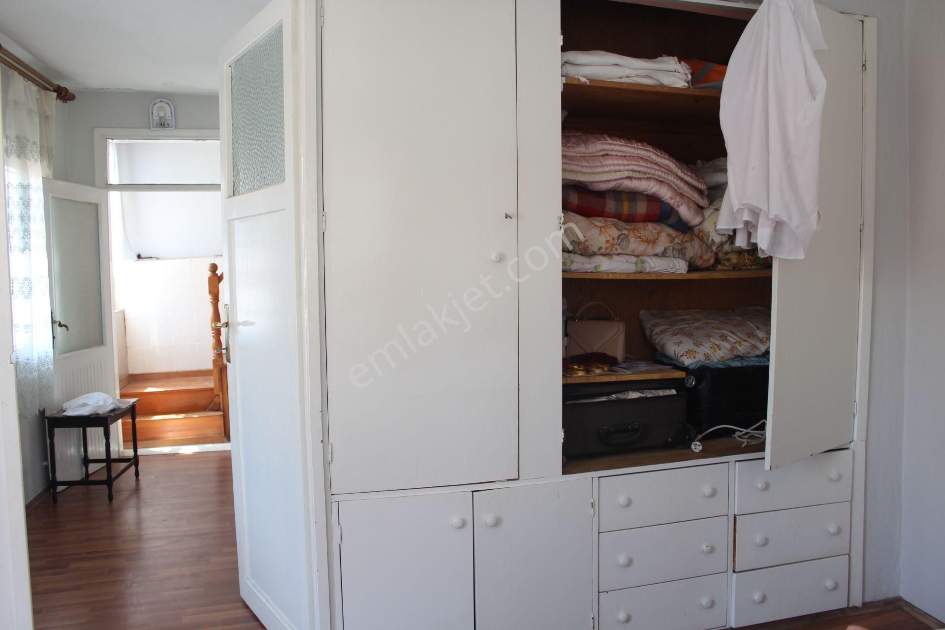 Ayvada'dan Ayvalık Merkez'de Teraslı 3 Katlı 3+1 Taş Rum Evi - Görsel 23